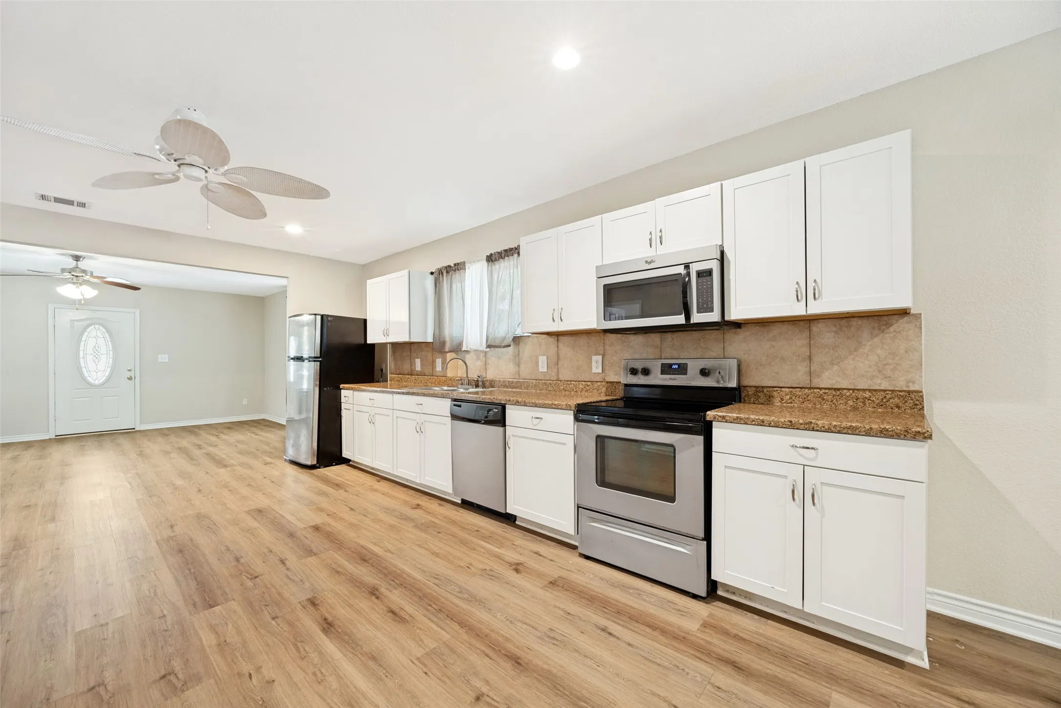 Single Family Residence For Sale in Grayson County , 213 N Holly Avenue, Sherman, Texas 75092, 3 Bedroom, 3 Bathroom, Garage spaces, 1,479 Sqft, built in 2019, mls#21359161, Real Estate Agent in Sherman, Homes For Sale in Grayson county, Homes For Sale in Sherman, Realtor in Sherman Texas, Real Estate Brokerage Independent Realty Texas, Luminita Cordes Realtor