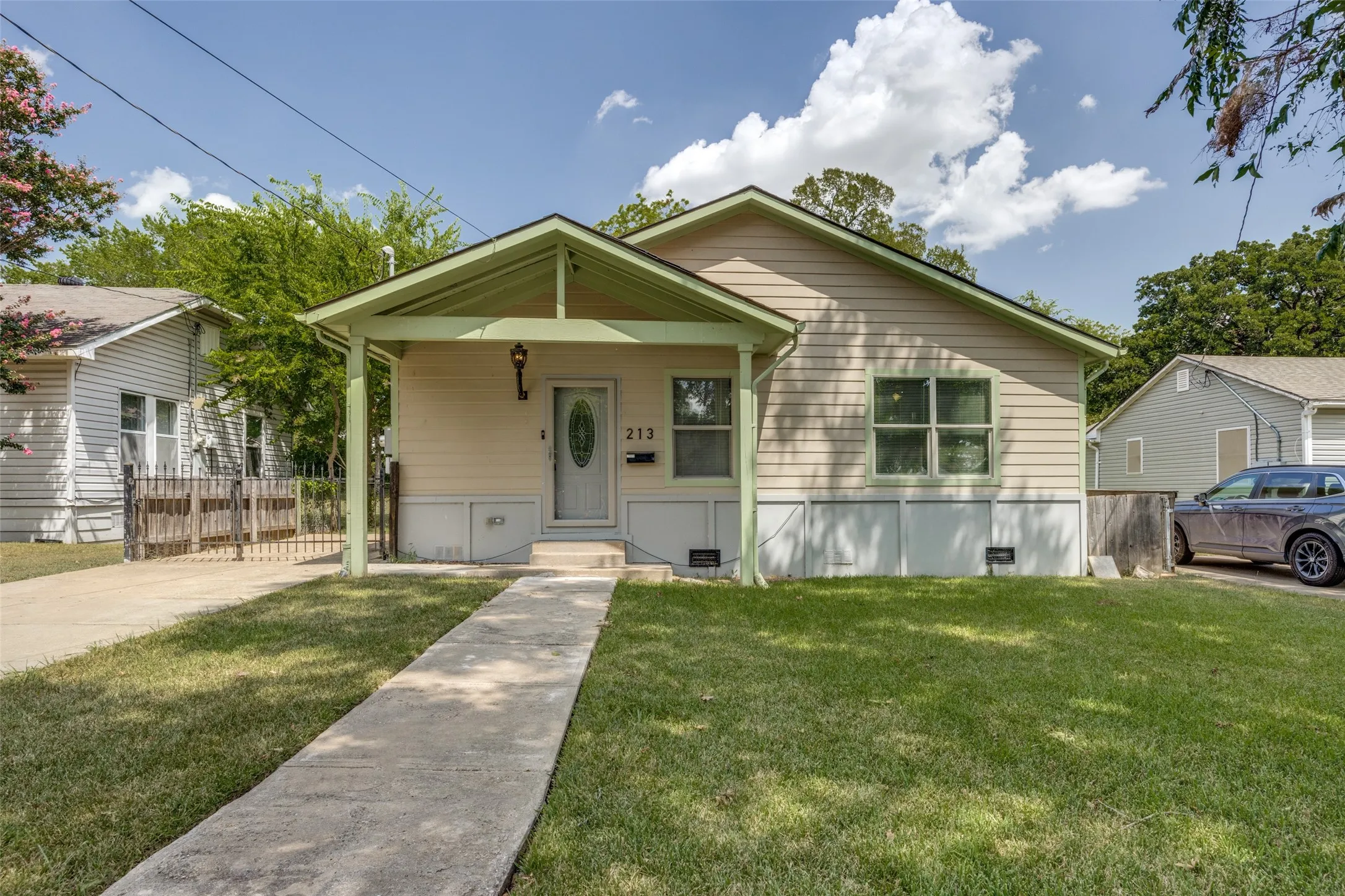Single Family Residence For Sale in Grayson County , 213 N Holly Avenue, Sherman, Texas 75092, 3 Bedroom, 3 Bathroom, Garage spaces, 1,479 Sqft, built in 2019, mls#21359161, Real Estate Agent in Sherman, Homes For Sale in Grayson county, Homes For Sale in Sherman, Realtor in Sherman Texas, Real Estate Brokerage Independent Realty Texas, Luminita Cordes Realtor