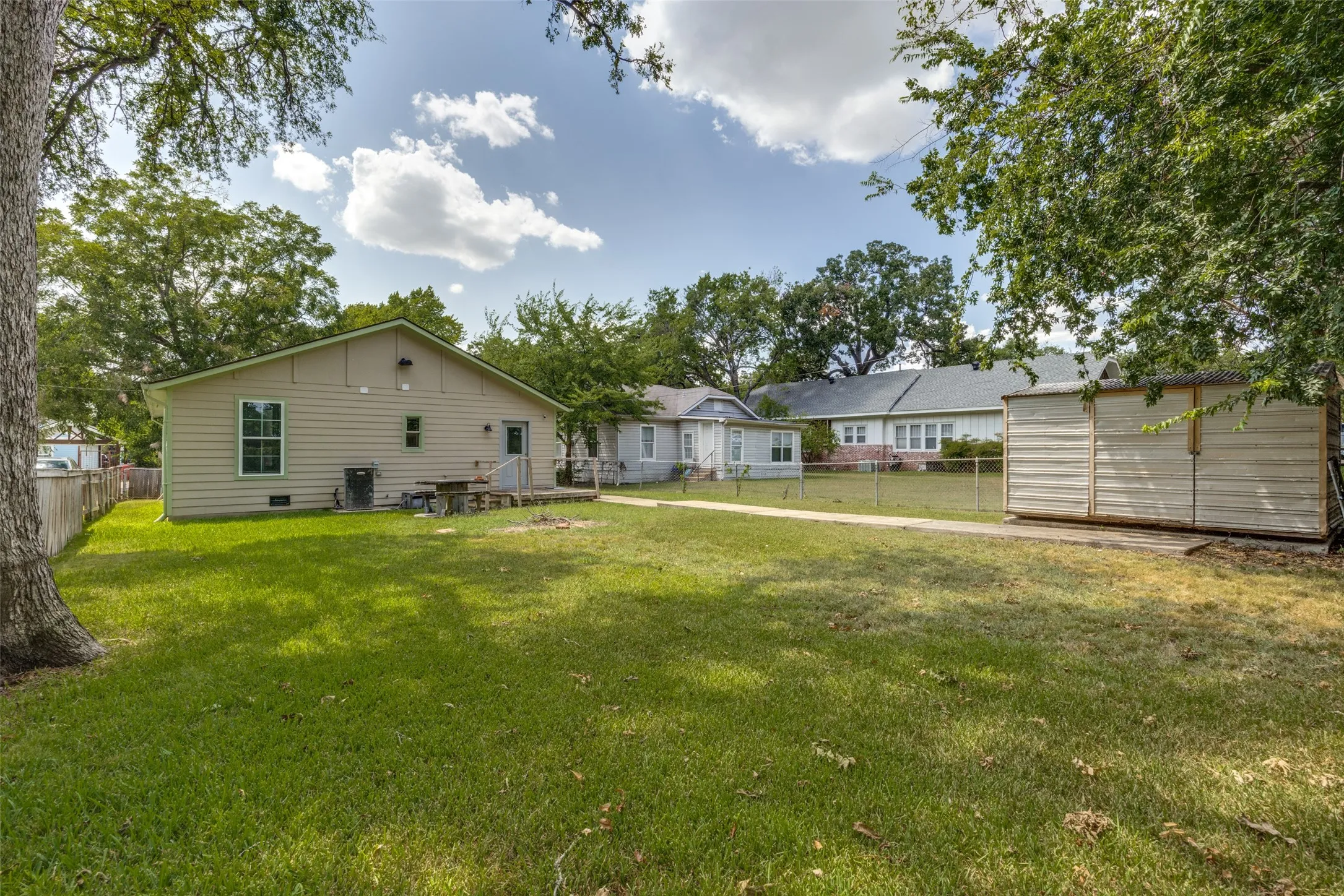 Single Family Residence For Sale in Grayson County , 213 N Holly Avenue, Sherman, Texas 75092, 3 Bedroom, 3 Bathroom, Garage spaces, 1,479 Sqft, built in 2019, mls#21359161, Real Estate Agent in Sherman, Homes For Sale in Grayson county, Homes For Sale in Sherman, Realtor in Sherman Texas, Real Estate Brokerage Independent Realty Texas, Luminita Cordes Realtor