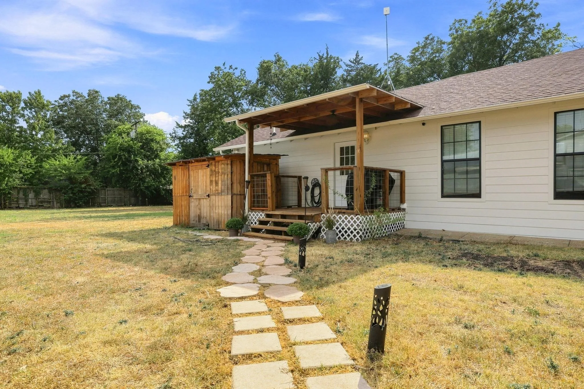 Single Family Residence For Sale in Fannin County , 407 E Bois D Arc Street, Leonard, Texas 75452, 3 Bedroom, 2 Bathroom, 1 Garage spaces, 1,827 Sqft, built in 1923, mls#21358463, Real Estate Agent in Leonard, Homes For Sale in Fannin county, Homes For Sale in Leonard, Realtor in Leonard Texas, Real Estate Brokerage Independent Realty Texas, Luminita Cordes Realtor