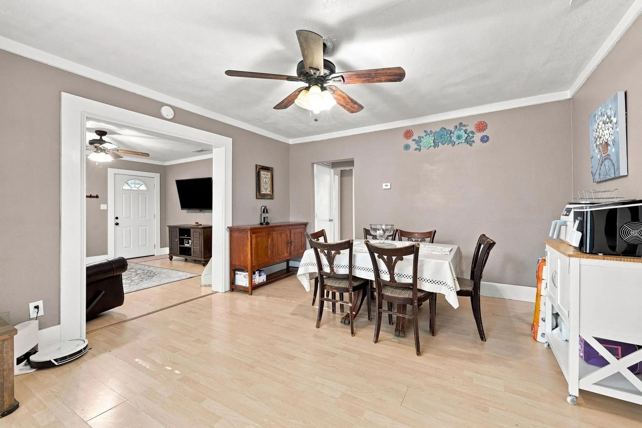 Single Family Residence For Sale in Fannin County , 407 E Bois D Arc Street, Leonard, Texas 75452, 3 Bedroom, 2 Bathroom, 1 Garage spaces, 1,827 Sqft, built in 1923, mls#21358463, Real Estate Agent in Leonard, Homes For Sale in Fannin county, Homes For Sale in Leonard, Realtor in Leonard Texas, Real Estate Brokerage Independent Realty Texas, Luminita Cordes Realtor