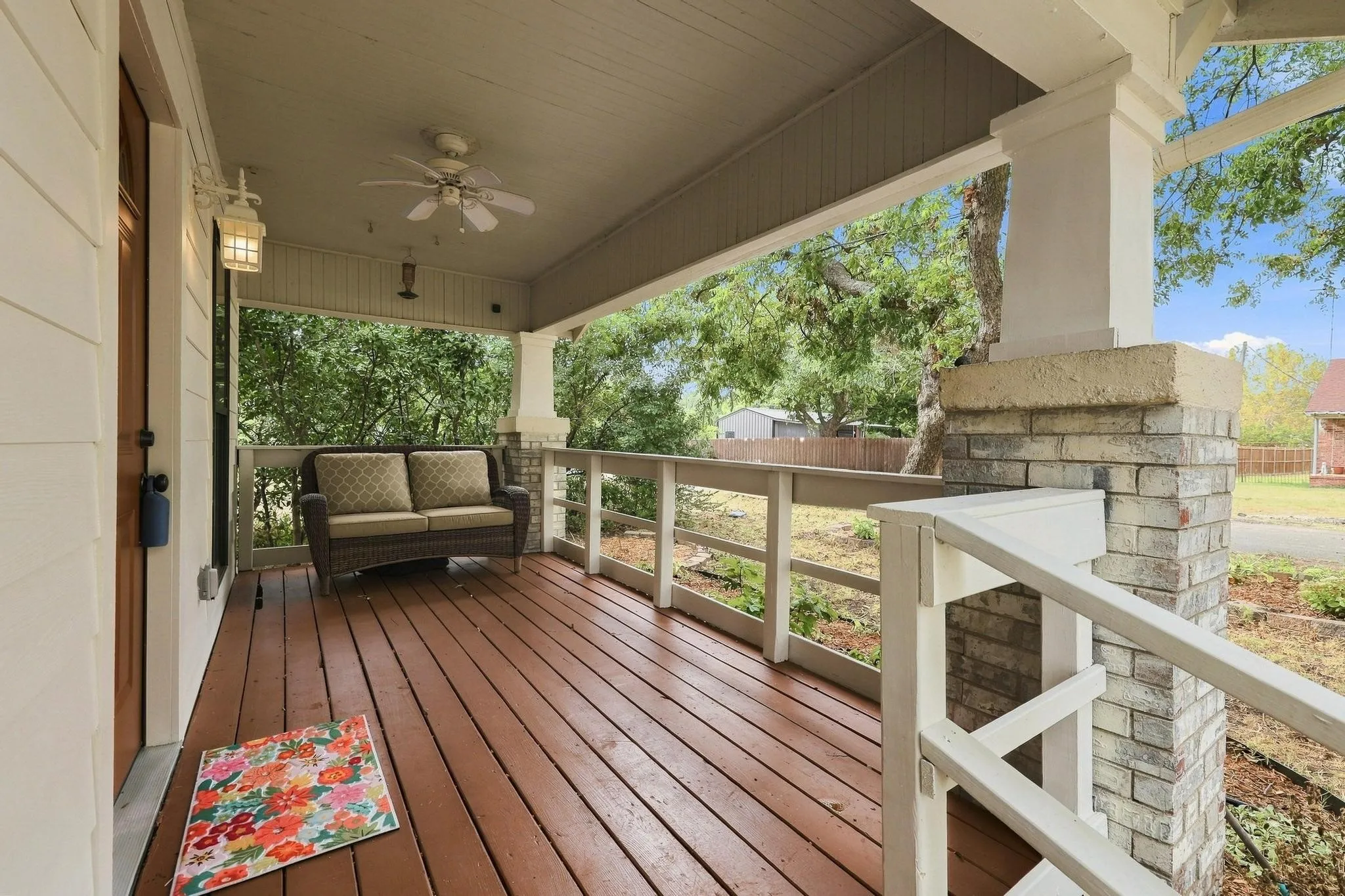 Single Family Residence For Sale in Fannin County , 407 E Bois D Arc Street, Leonard, Texas 75452, 3 Bedroom, 2 Bathroom, 1 Garage spaces, 1,827 Sqft, built in 1923, mls#21358463, Real Estate Agent in Leonard, Homes For Sale in Fannin county, Homes For Sale in Leonard, Realtor in Leonard Texas, Real Estate Brokerage Independent Realty Texas, Luminita Cordes Realtor