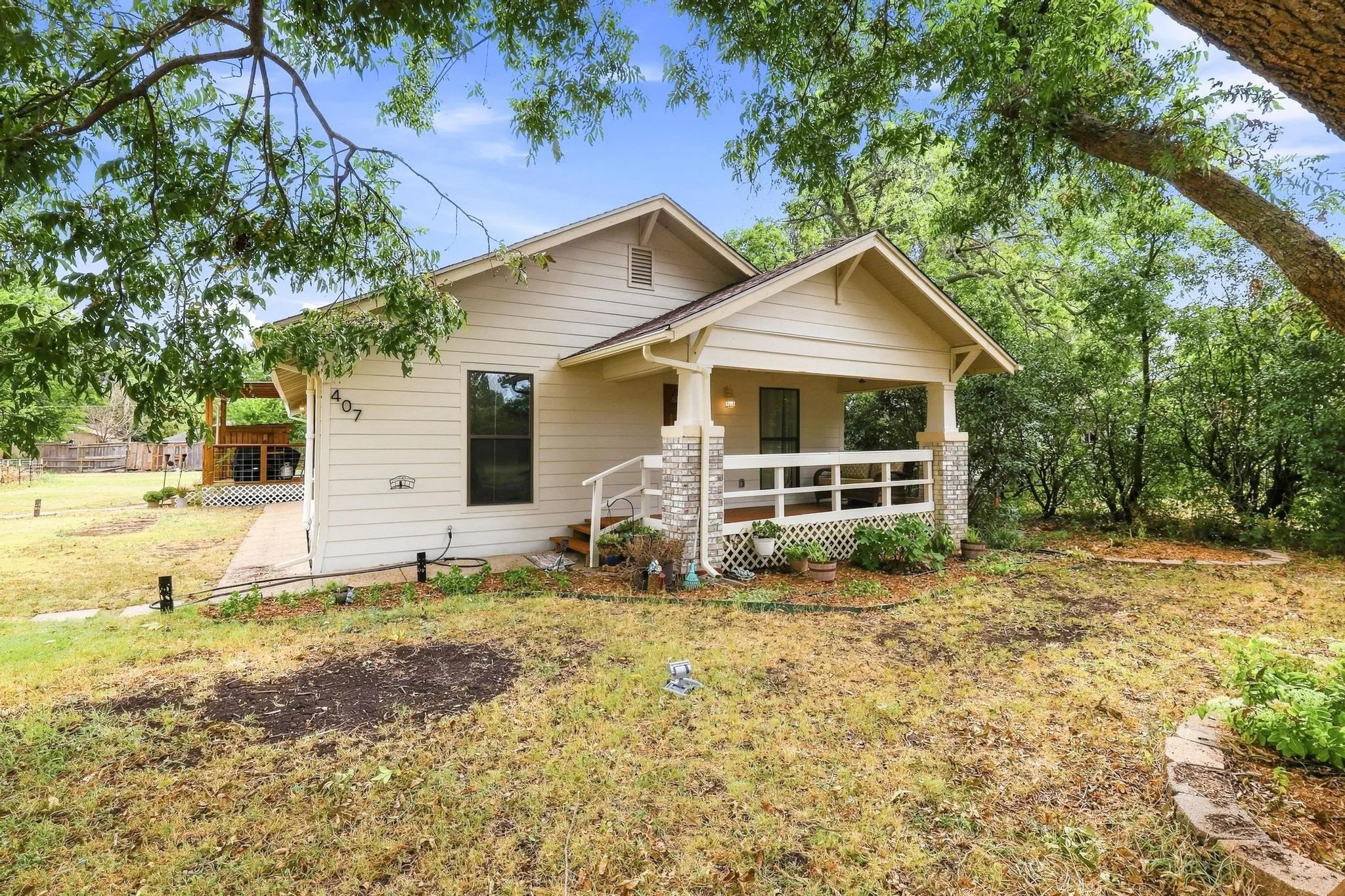 Single Family Residence For Sale in Fannin County , 407 E Bois D Arc Street, Leonard, Texas 75452, 3 Bedroom, 2 Bathroom, 1 Garage spaces, 1,827 Sqft, built in 1923, mls#21358463, Real Estate Agent in Leonard, Homes For Sale in Fannin county, Homes For Sale in Leonard, Realtor in Leonard Texas, Real Estate Brokerage Independent Realty Texas, Luminita Cordes Realtor