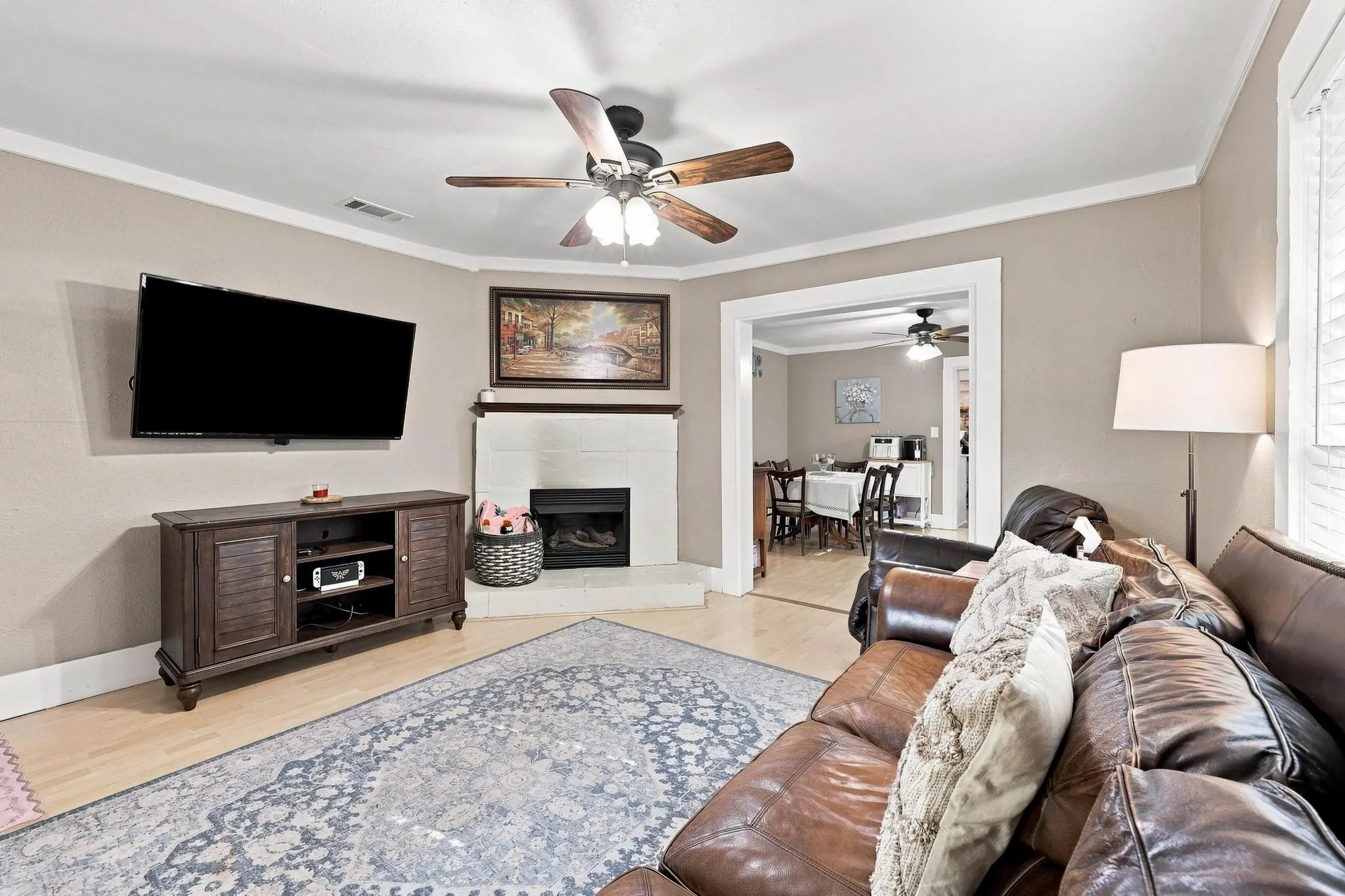 Single Family Residence For Sale in Fannin County , 407 E Bois D Arc Street, Leonard, Texas 75452, 3 Bedroom, 2 Bathroom, 1 Garage spaces, 1,827 Sqft, built in 1923, mls#21358463, Real Estate Agent in Leonard, Homes For Sale in Fannin county, Homes For Sale in Leonard, Realtor in Leonard Texas, Real Estate Brokerage Independent Realty Texas, Luminita Cordes Realtor