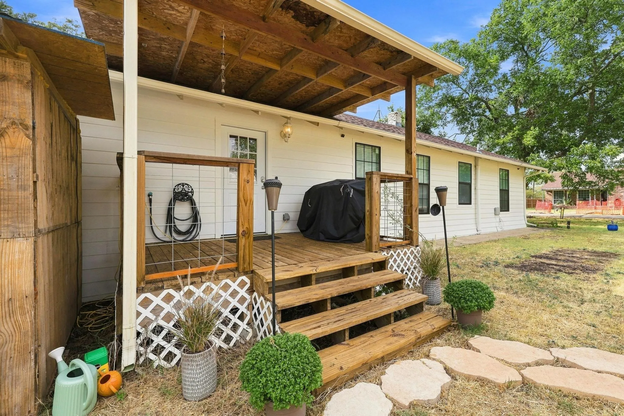 Single Family Residence For Sale in Fannin County , 407 E Bois D Arc Street, Leonard, Texas 75452, 3 Bedroom, 2 Bathroom, 1 Garage spaces, 1,827 Sqft, built in 1923, mls#21358463, Real Estate Agent in Leonard, Homes For Sale in Fannin county, Homes For Sale in Leonard, Realtor in Leonard Texas, Real Estate Brokerage Independent Realty Texas, Luminita Cordes Realtor