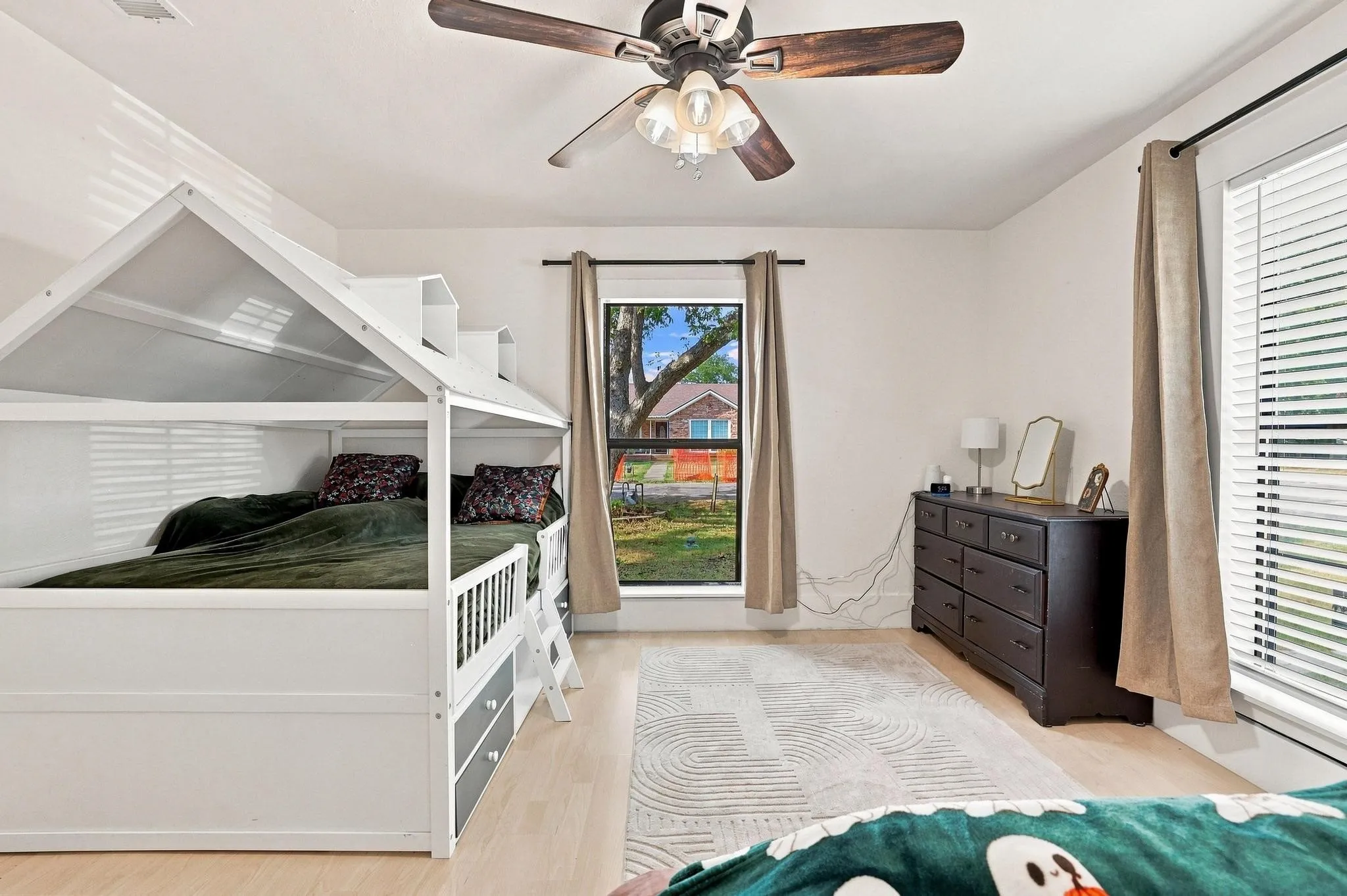 Single Family Residence For Sale in Fannin County , 407 E Bois D Arc Street, Leonard, Texas 75452, 3 Bedroom, 2 Bathroom, 1 Garage spaces, 1,827 Sqft, built in 1923, mls#21358463, Real Estate Agent in Leonard, Homes For Sale in Fannin county, Homes For Sale in Leonard, Realtor in Leonard Texas, Real Estate Brokerage Independent Realty Texas, Luminita Cordes Realtor