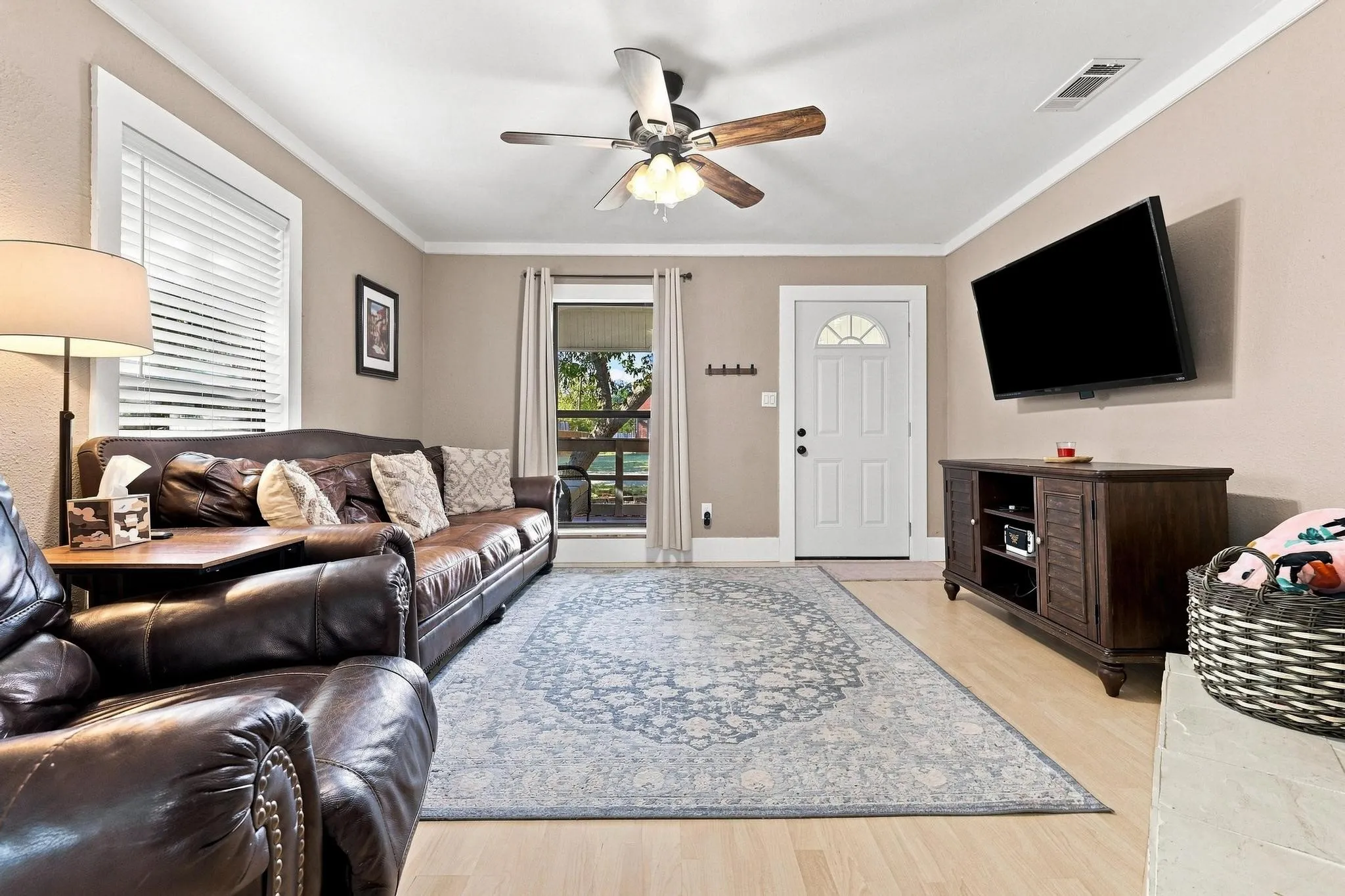 Single Family Residence For Sale in Fannin County , 407 E Bois D Arc Street, Leonard, Texas 75452, 3 Bedroom, 2 Bathroom, 1 Garage spaces, 1,827 Sqft, built in 1923, mls#21358463, Real Estate Agent in Leonard, Homes For Sale in Fannin county, Homes For Sale in Leonard, Realtor in Leonard Texas, Real Estate Brokerage Independent Realty Texas, Luminita Cordes Realtor