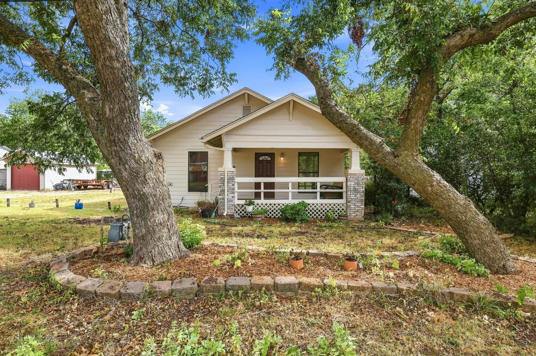 Single Family Residence For Sale in Fannin County , 407 E Bois D Arc Street, Leonard, Texas 75452, 3 Bedroom, 2 Bathroom, 1 Garage spaces, 1,827 Sqft, built in 1923, mls#21358463, Real Estate Agent in Leonard, Homes For Sale in Fannin county, Homes For Sale in Leonard, Realtor in Leonard Texas, Real Estate Brokerage Independent Realty Texas, Luminita Cordes Realtor