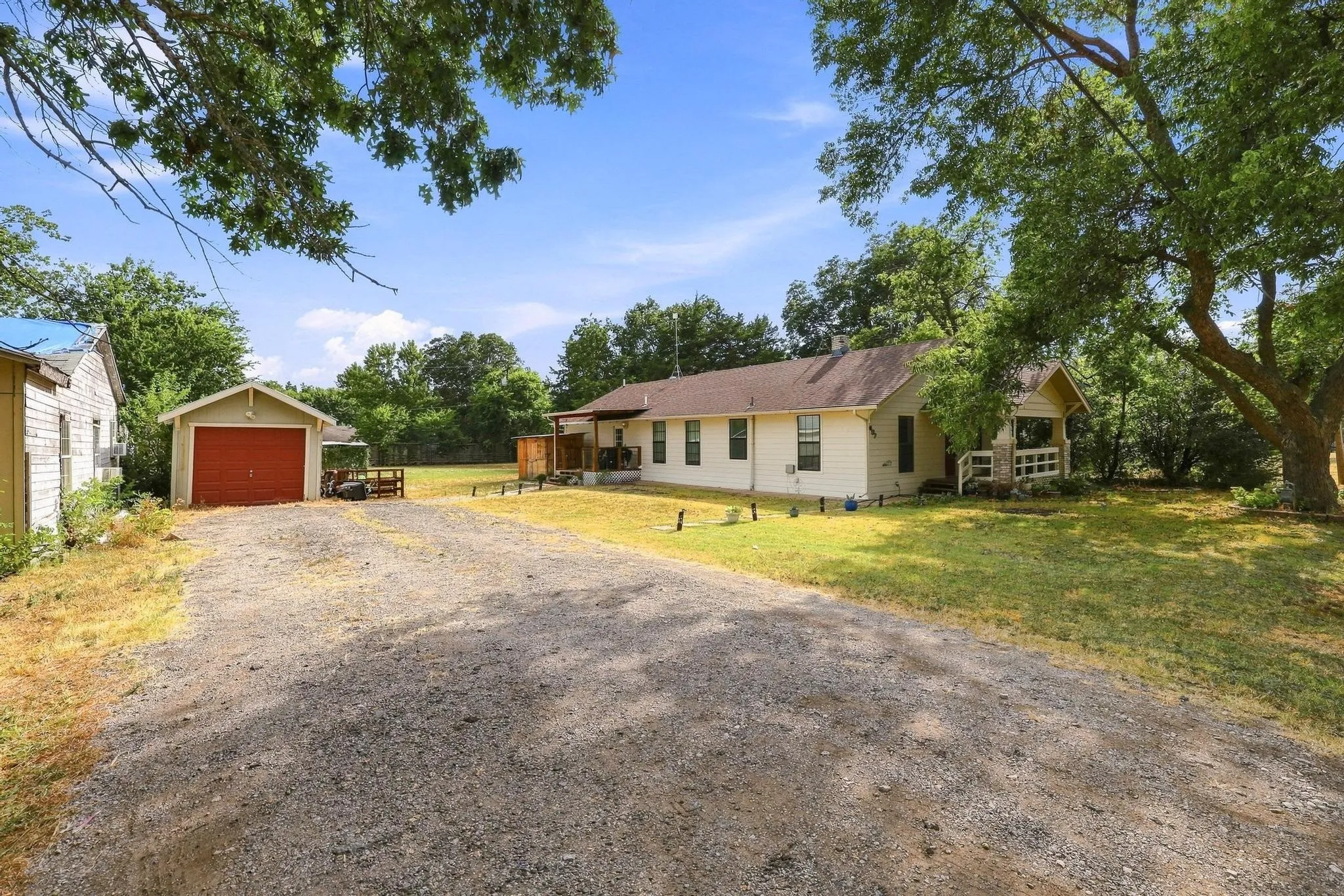 Single Family Residence For Sale in Fannin County , 407 E Bois D Arc Street, Leonard, Texas 75452, 3 Bedroom, 2 Bathroom, 1 Garage spaces, 1,827 Sqft, built in 1923, mls#21358463, Real Estate Agent in Leonard, Homes For Sale in Fannin county, Homes For Sale in Leonard, Realtor in Leonard Texas, Real Estate Brokerage Independent Realty Texas, Luminita Cordes Realtor