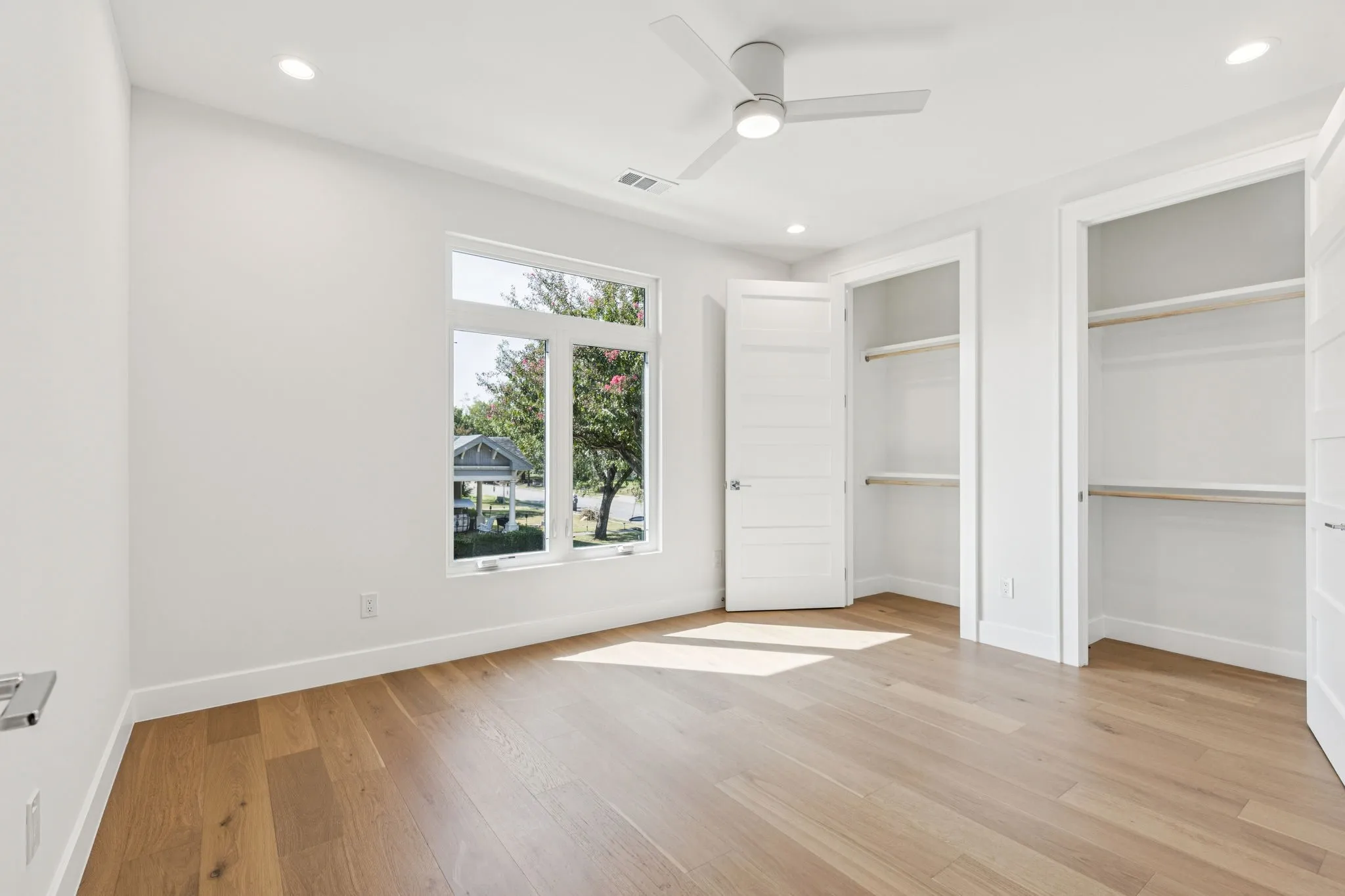 Single Family Residence For Rent in Dallas County , 900 Haines Avenue, Dallas, Texas 75208, 4 Bedroom, 3 Bathroom, Garage spaces, 2,700 Sqft, built in 2025, mls#21359148, Real Estate Agent in Dallas, Homes For Rent in Dallas county, Homes For Rent in Dallas, Realtor in Dallas Texas, Real Estate Brokerage Independent Realty Texas, Luminita Cordes Realtor