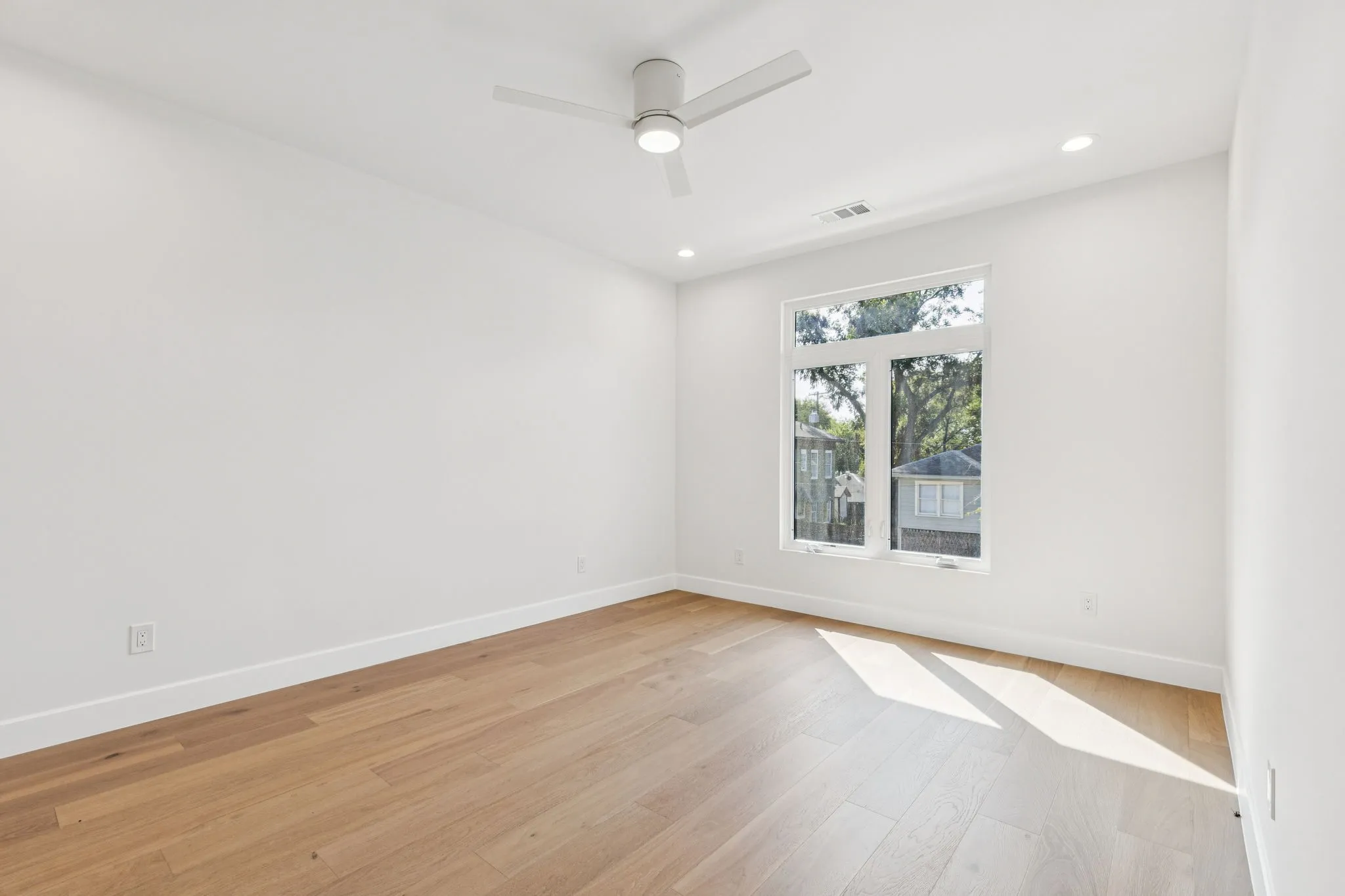 Single Family Residence For Rent in Dallas County , 900 Haines Avenue, Dallas, Texas 75208, 4 Bedroom, 3 Bathroom, Garage spaces, 2,700 Sqft, built in 2025, mls#21359148, Real Estate Agent in Dallas, Homes For Rent in Dallas county, Homes For Rent in Dallas, Realtor in Dallas Texas, Real Estate Brokerage Independent Realty Texas, Luminita Cordes Realtor