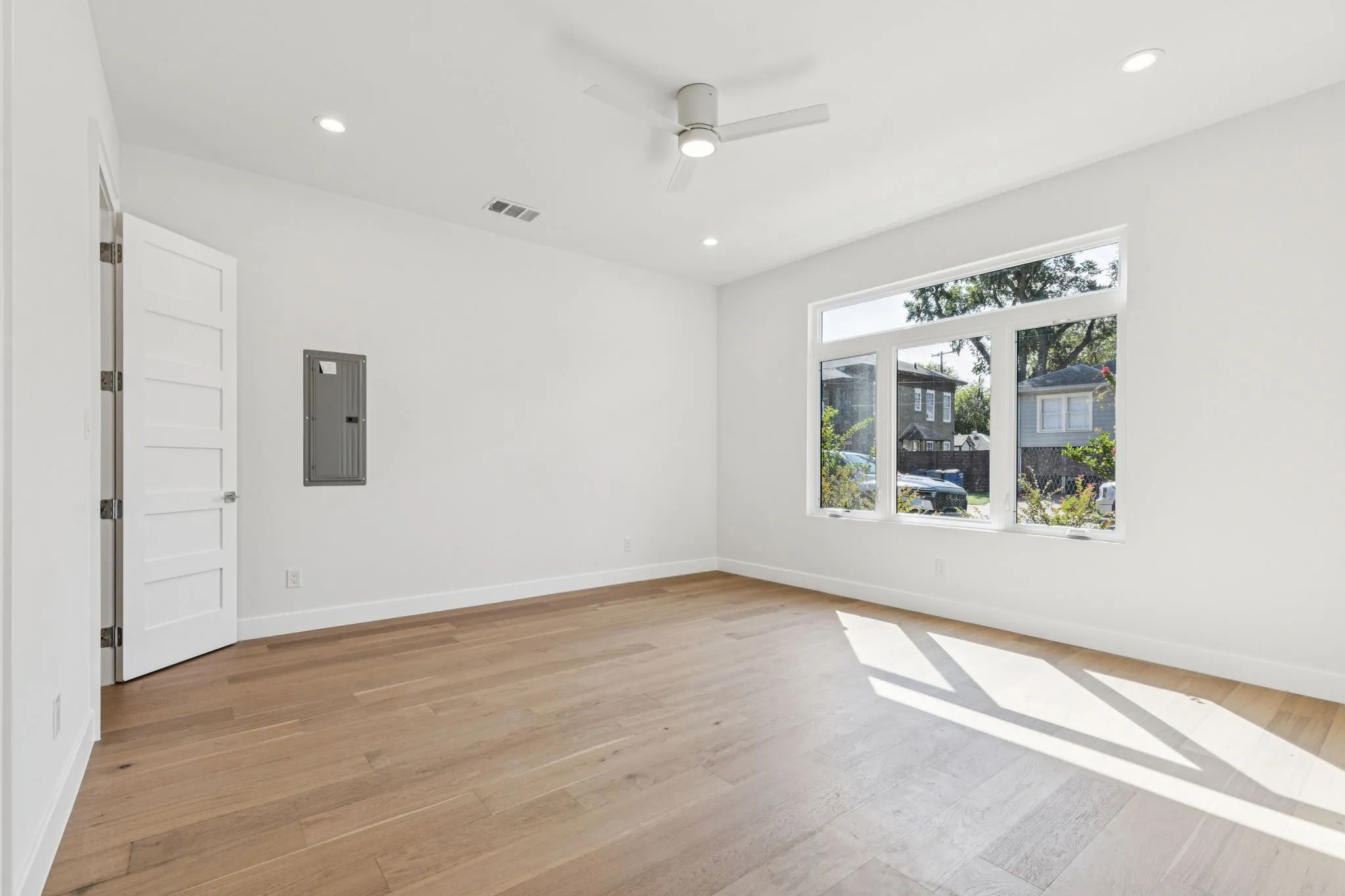 Single Family Residence For Rent in Dallas County , 900 Haines Avenue, Dallas, Texas 75208, 4 Bedroom, 3 Bathroom, Garage spaces, 2,700 Sqft, built in 2025, mls#21359148, Real Estate Agent in Dallas, Homes For Rent in Dallas county, Homes For Rent in Dallas, Realtor in Dallas Texas, Real Estate Brokerage Independent Realty Texas, Luminita Cordes Realtor