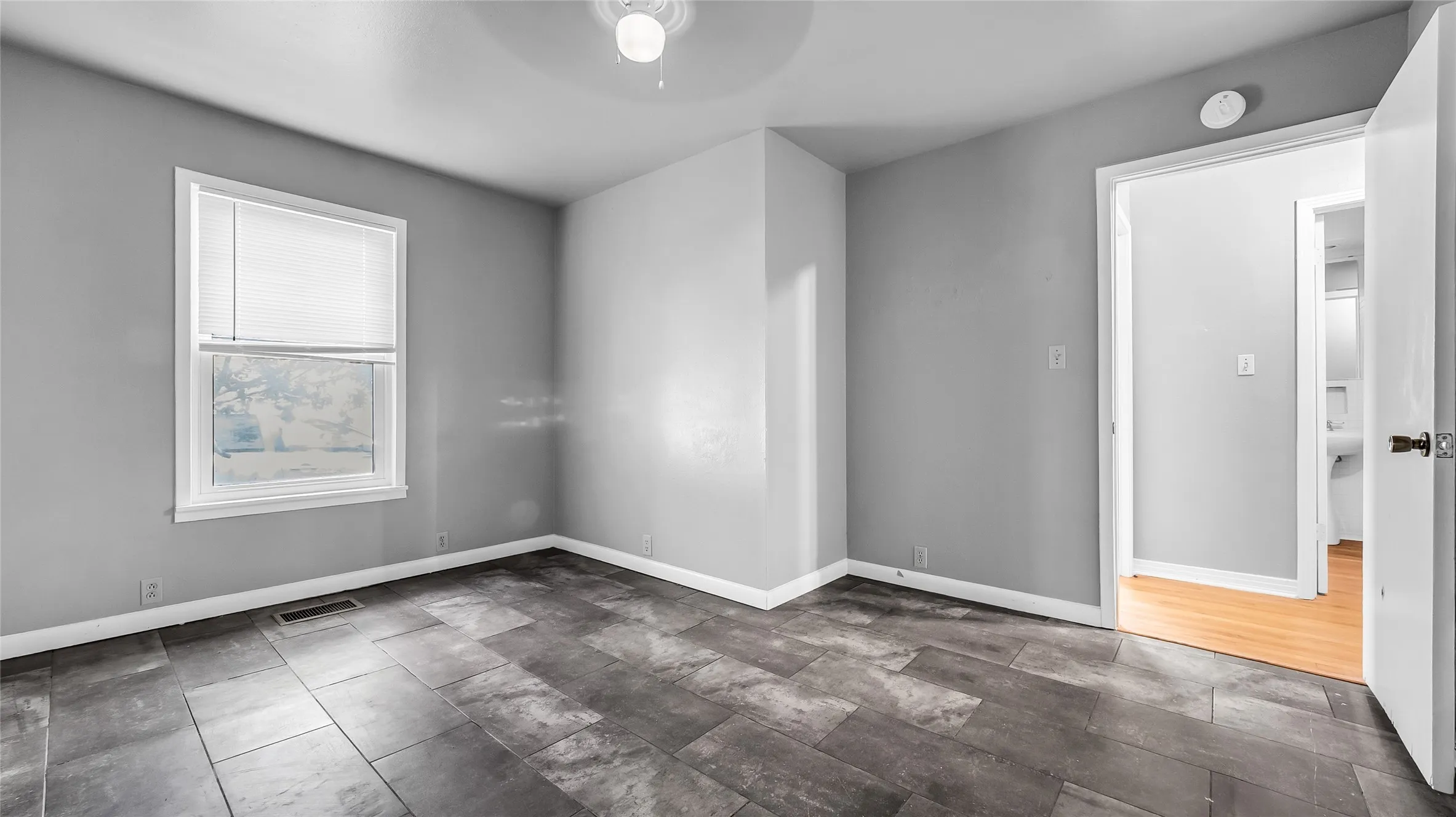 Single Family Residence For Rent in Grayson County , 1528 W Day Street, Denison, Texas 75020, 3 Bedroom, 2 Bathroom, 1 Garage spaces, 1,956 Sqft, built in 1950, mls#21358461, Real Estate Agent in Denison, Homes For Rent in Grayson county, Homes For Rent in Denison, Realtor in Denison Texas, Real Estate Brokerage Independent Realty Texas, Luminita Cordes Realtor