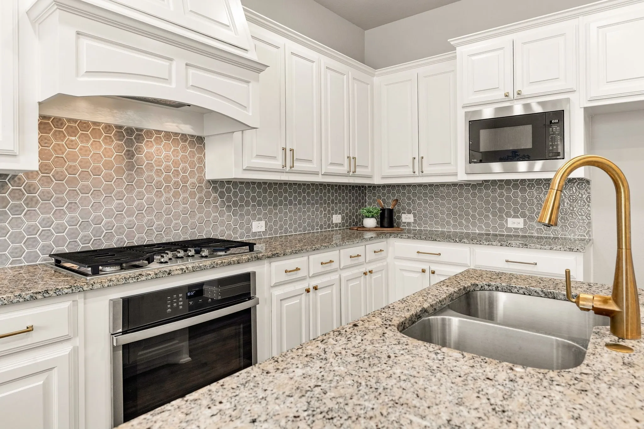 Townhouse For Sale in Tarrant County , 8313 Cotton Belt Lane, North Richland Hills, Texas 76182, 3 Bedroom, 3 Bathroom, 2 Garage spaces, 1,888 Sqft, built in 2019, mls#21355021, Real Estate Agent in North Richland Hills, Homes For Sale in Tarrant county, Homes For Sale in North Richland Hills, Realtor in North Richland Hills Texas, Real Estate Brokerage Independent Realty Texas, Luminita Cordes Realtor