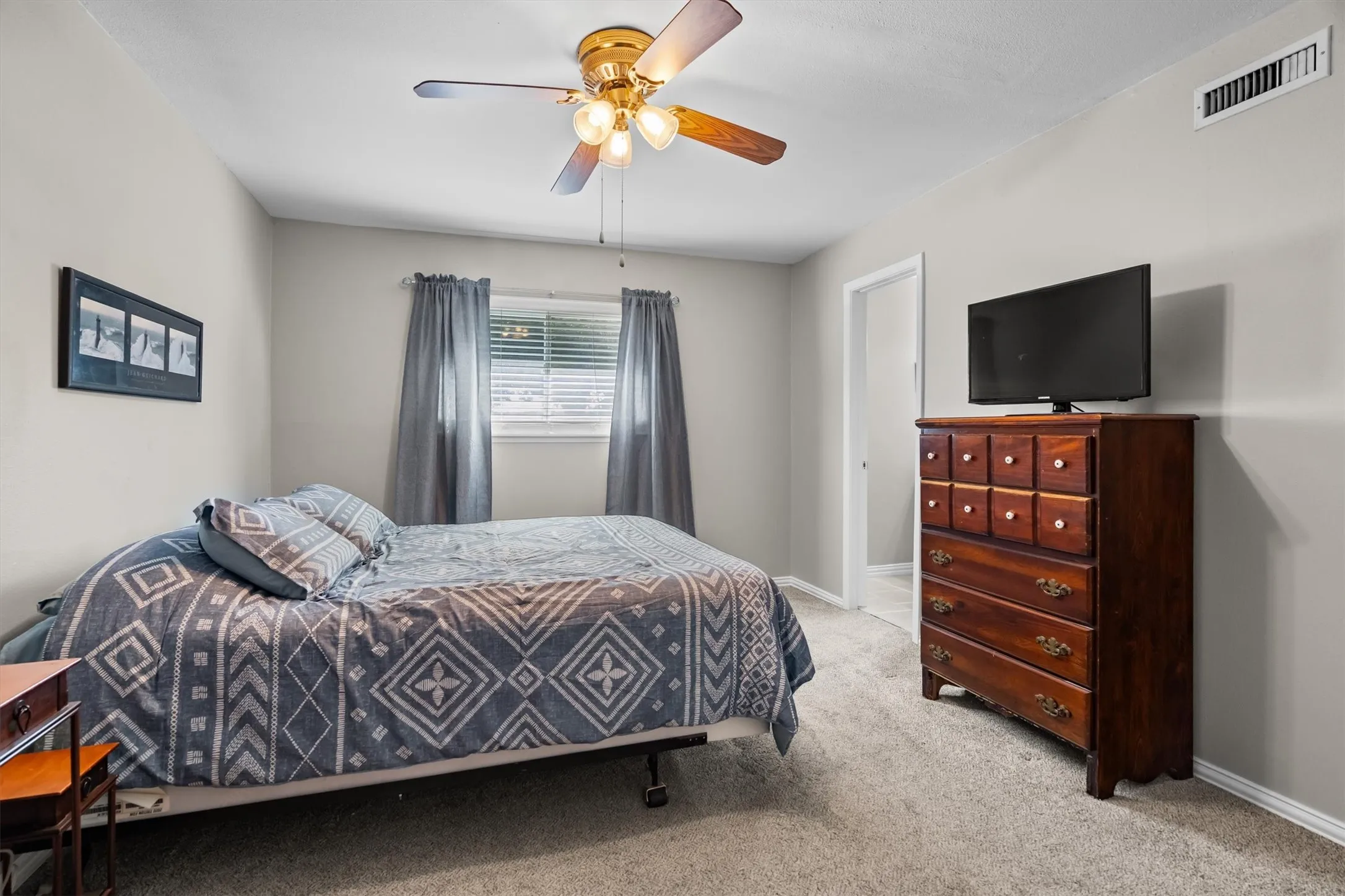 Single Family Residence For Sale in Denton County , 1019 Woodmere Drive, Lewisville, Texas 75067, 3 Bedroom, 2 Bathroom, 1 Garage spaces, 1,283 Sqft, built in 1970, mls#21350668, Real Estate Agent in Lewisville, Homes For Sale in Denton county, Homes For Sale in Lewisville, Realtor in Lewisville Texas, Real Estate Brokerage Independent Realty Texas, Luminita Cordes Realtor