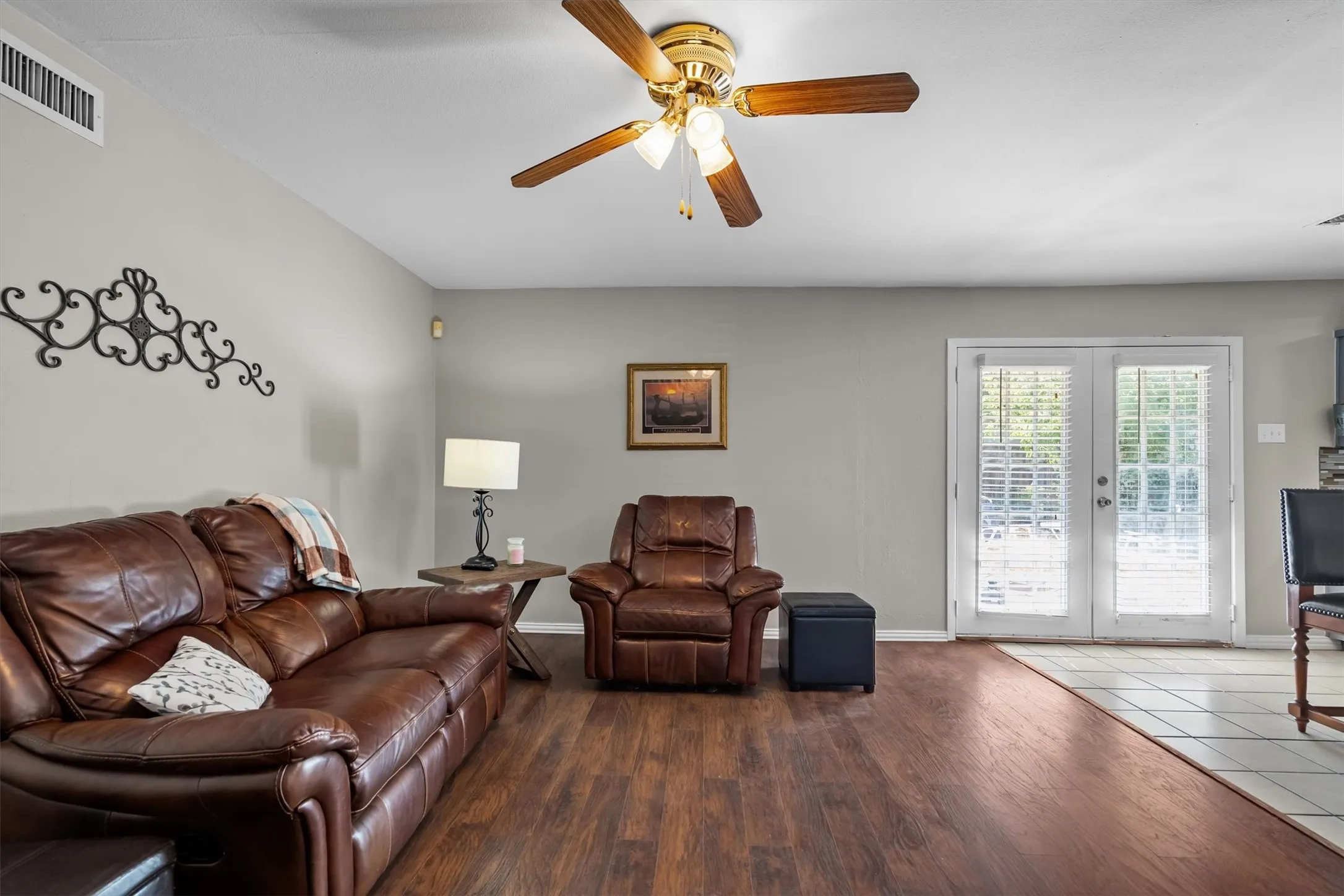 Single Family Residence For Sale in Denton County , 1019 Woodmere Drive, Lewisville, Texas 75067, 3 Bedroom, 2 Bathroom, 1 Garage spaces, 1,283 Sqft, built in 1970, mls#21350668, Real Estate Agent in Lewisville, Homes For Sale in Denton county, Homes For Sale in Lewisville, Realtor in Lewisville Texas, Real Estate Brokerage Independent Realty Texas, Luminita Cordes Realtor