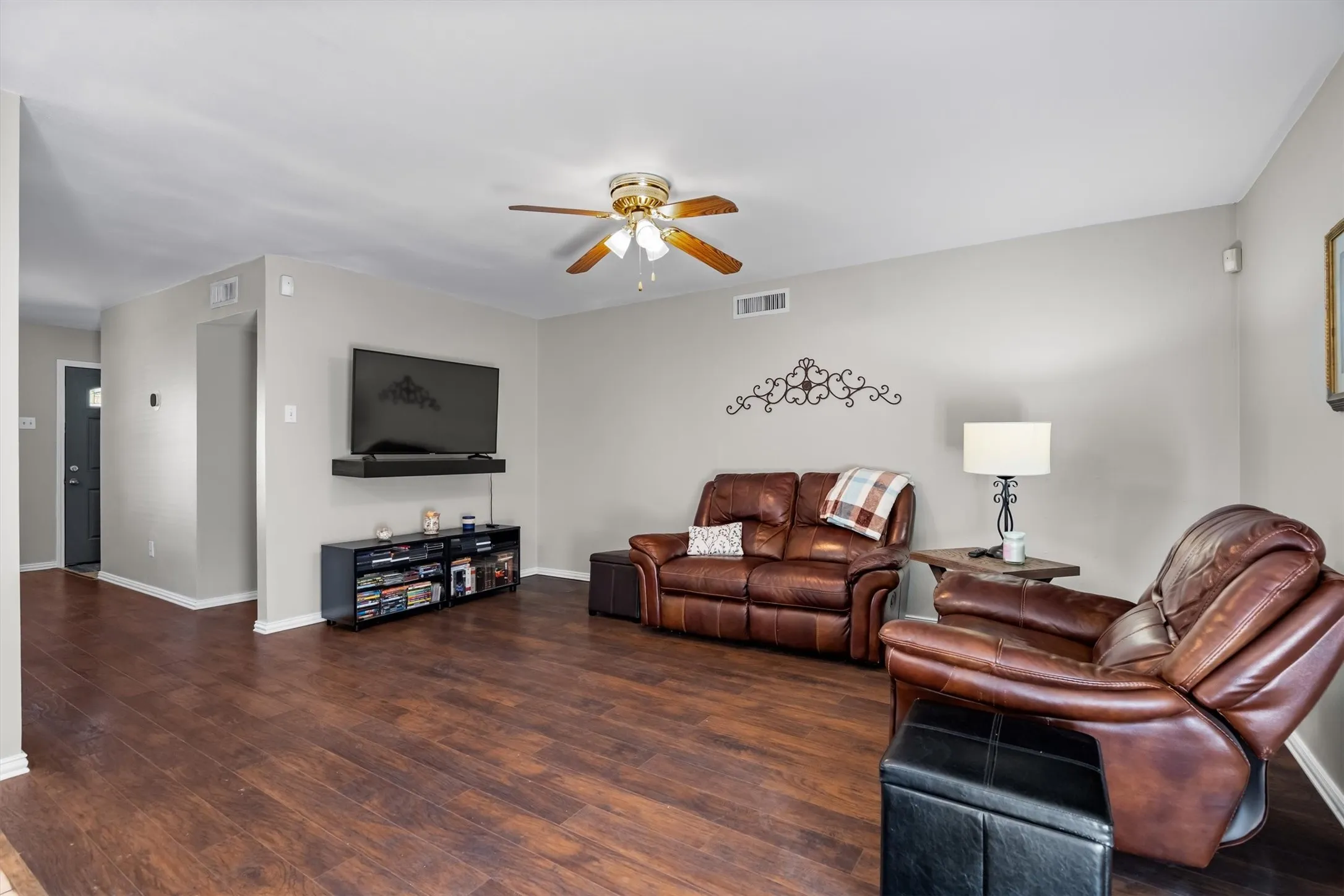 Single Family Residence For Sale in Denton County , 1019 Woodmere Drive, Lewisville, Texas 75067, 3 Bedroom, 2 Bathroom, 1 Garage spaces, 1,283 Sqft, built in 1970, mls#21350668, Real Estate Agent in Lewisville, Homes For Sale in Denton county, Homes For Sale in Lewisville, Realtor in Lewisville Texas, Real Estate Brokerage Independent Realty Texas, Luminita Cordes Realtor