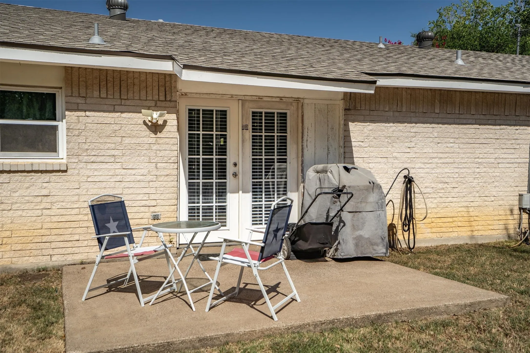 Single Family Residence For Sale in Denton County , 1019 Woodmere Drive, Lewisville, Texas 75067, 3 Bedroom, 2 Bathroom, 1 Garage spaces, 1,283 Sqft, built in 1970, mls#21350668, Real Estate Agent in Lewisville, Homes For Sale in Denton county, Homes For Sale in Lewisville, Realtor in Lewisville Texas, Real Estate Brokerage Independent Realty Texas, Luminita Cordes Realtor