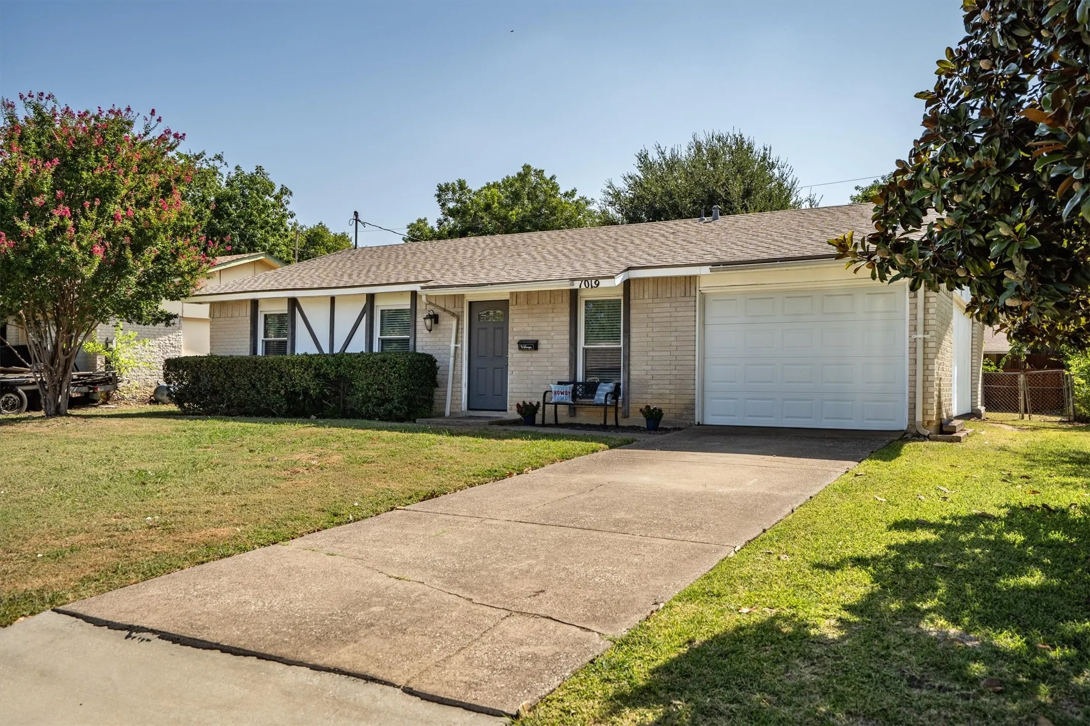Single Family Residence For Sale in Denton County , 1019 Woodmere Drive, Lewisville, Texas 75067, 3 Bedroom, 2 Bathroom, 1 Garage spaces, 1,283 Sqft, built in 1970, mls#21350668, Real Estate Agent in Lewisville, Homes For Sale in Denton county, Homes For Sale in Lewisville, Realtor in Lewisville Texas, Real Estate Brokerage Independent Realty Texas, Luminita Cordes Realtor