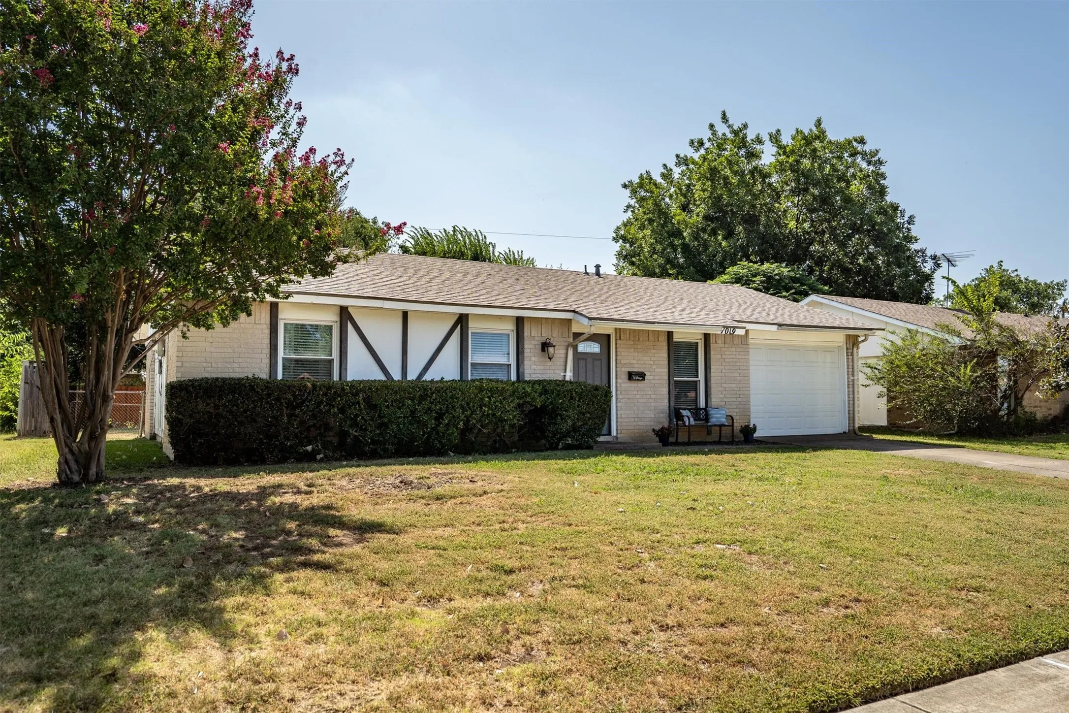 Single Family Residence For Sale in Denton County , 1019 Woodmere Drive, Lewisville, Texas 75067, 3 Bedroom, 2 Bathroom, 1 Garage spaces, 1,283 Sqft, built in 1970, mls#21350668, Real Estate Agent in Lewisville, Homes For Sale in Denton county, Homes For Sale in Lewisville, Realtor in Lewisville Texas, Real Estate Brokerage Independent Realty Texas, Luminita Cordes Realtor