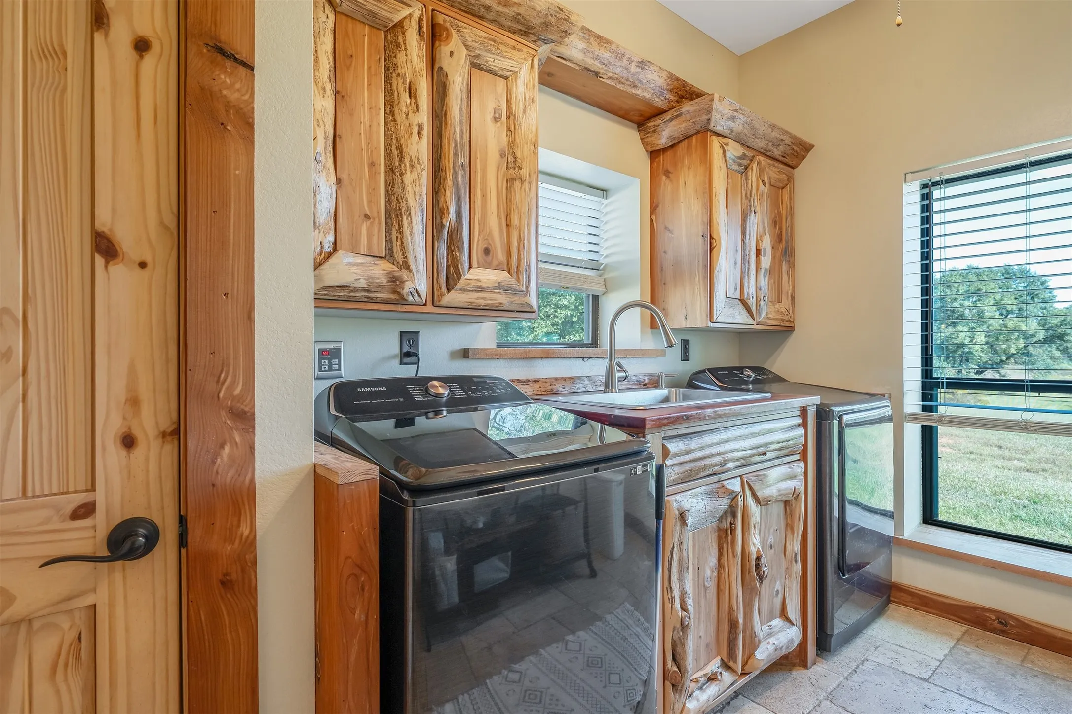 Farm For Sale in Gregg County , 2600 Van Meter Road, Kilgore, Texas 75662, 5 Bedroom, 4 Bathroom, 4 Garage spaces, 3,965 Sqft, built in 2011, mls#21359016, Real Estate Agent in Kilgore, Homes For Sale in Gregg county, Homes For Sale in Kilgore, Realtor in Kilgore Texas, Real Estate Brokerage Independent Realty Texas, Luminita Cordes Realtor