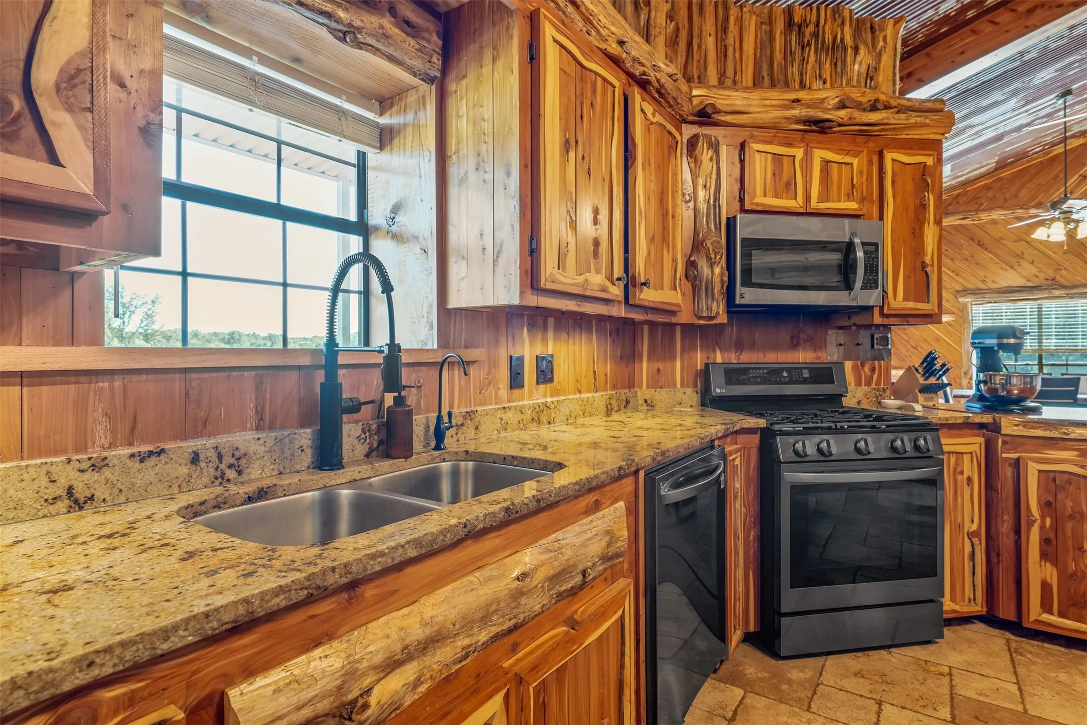 Farm For Sale in Gregg County , 2600 Van Meter Road, Kilgore, Texas 75662, 5 Bedroom, 4 Bathroom, 4 Garage spaces, 3,965 Sqft, built in 2011, mls#21359016, Real Estate Agent in Kilgore, Homes For Sale in Gregg county, Homes For Sale in Kilgore, Realtor in Kilgore Texas, Real Estate Brokerage Independent Realty Texas, Luminita Cordes Realtor