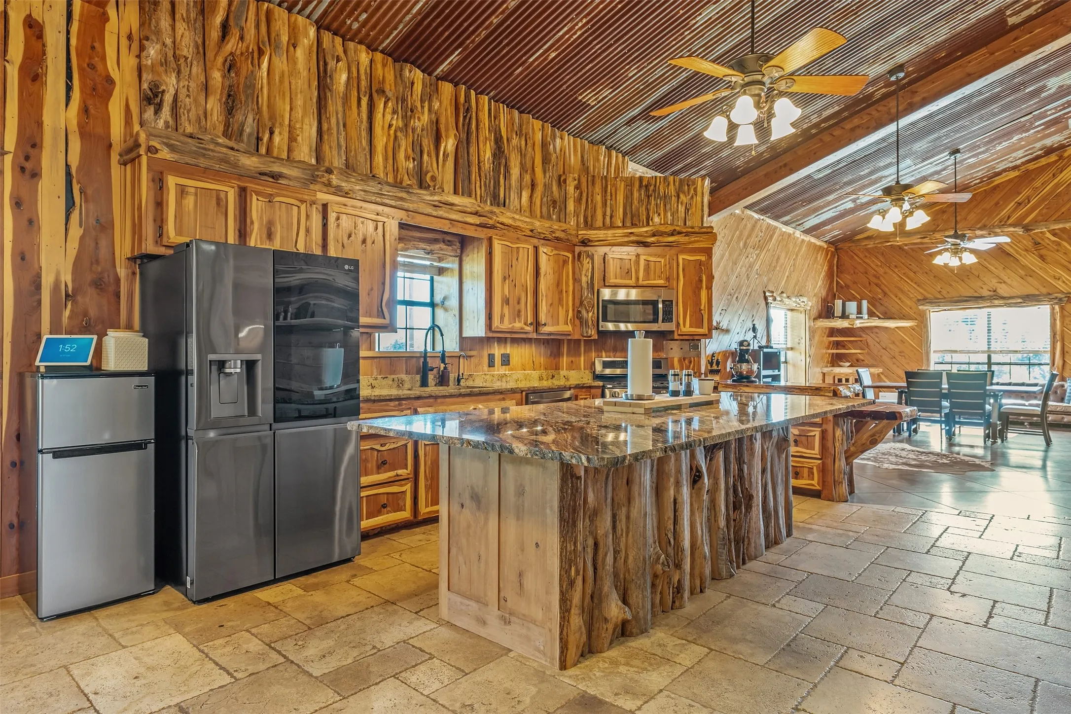 Farm For Sale in Gregg County , 2600 Van Meter Road, Kilgore, Texas 75662, 5 Bedroom, 4 Bathroom, 4 Garage spaces, 3,965 Sqft, built in 2011, mls#21359016, Real Estate Agent in Kilgore, Homes For Sale in Gregg county, Homes For Sale in Kilgore, Realtor in Kilgore Texas, Real Estate Brokerage Independent Realty Texas, Luminita Cordes Realtor