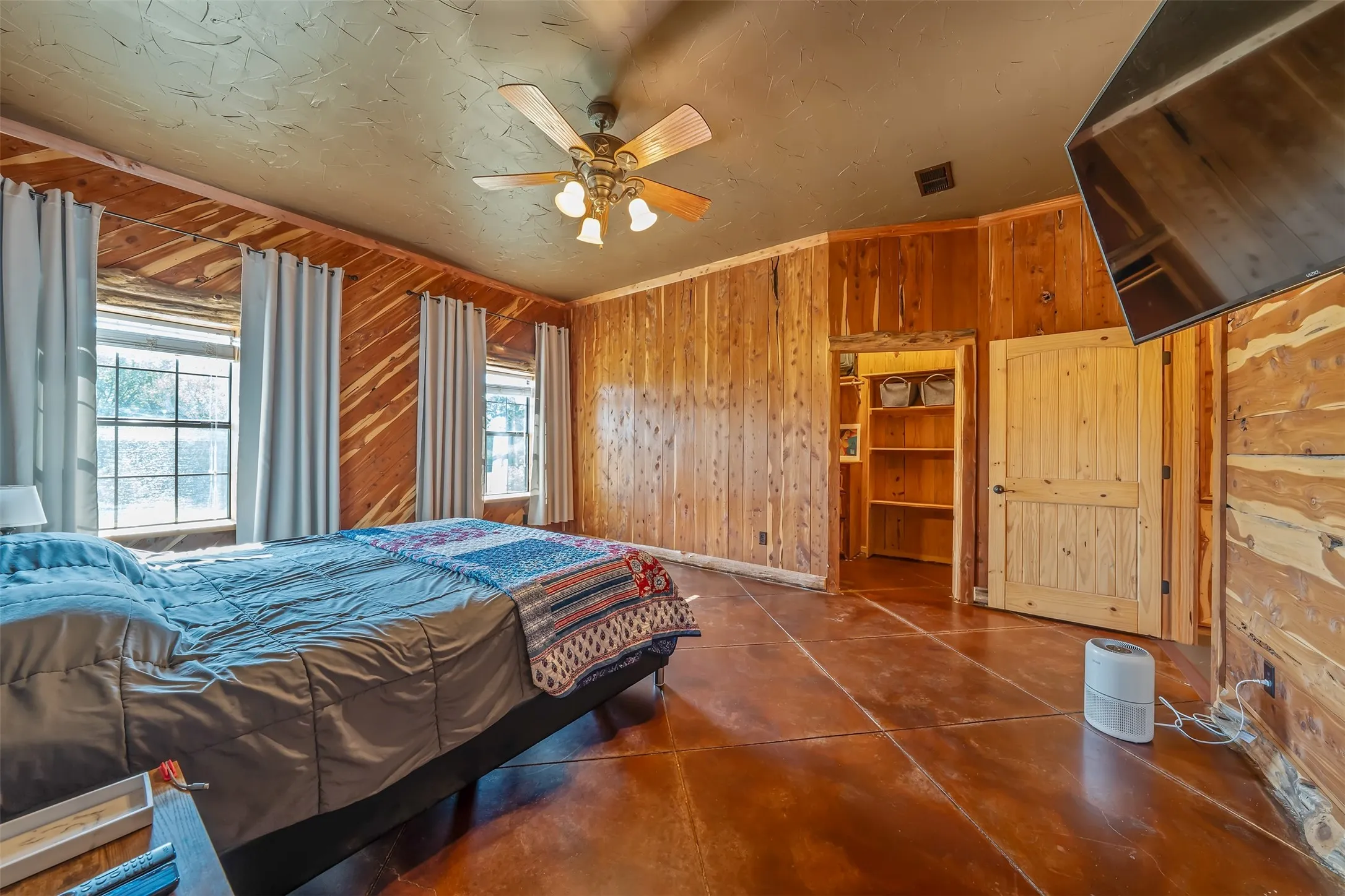 Farm For Sale in Gregg County , 2600 Van Meter Road, Kilgore, Texas 75662, 5 Bedroom, 4 Bathroom, 4 Garage spaces, 3,965 Sqft, built in 2011, mls#21359016, Real Estate Agent in Kilgore, Homes For Sale in Gregg county, Homes For Sale in Kilgore, Realtor in Kilgore Texas, Real Estate Brokerage Independent Realty Texas, Luminita Cordes Realtor