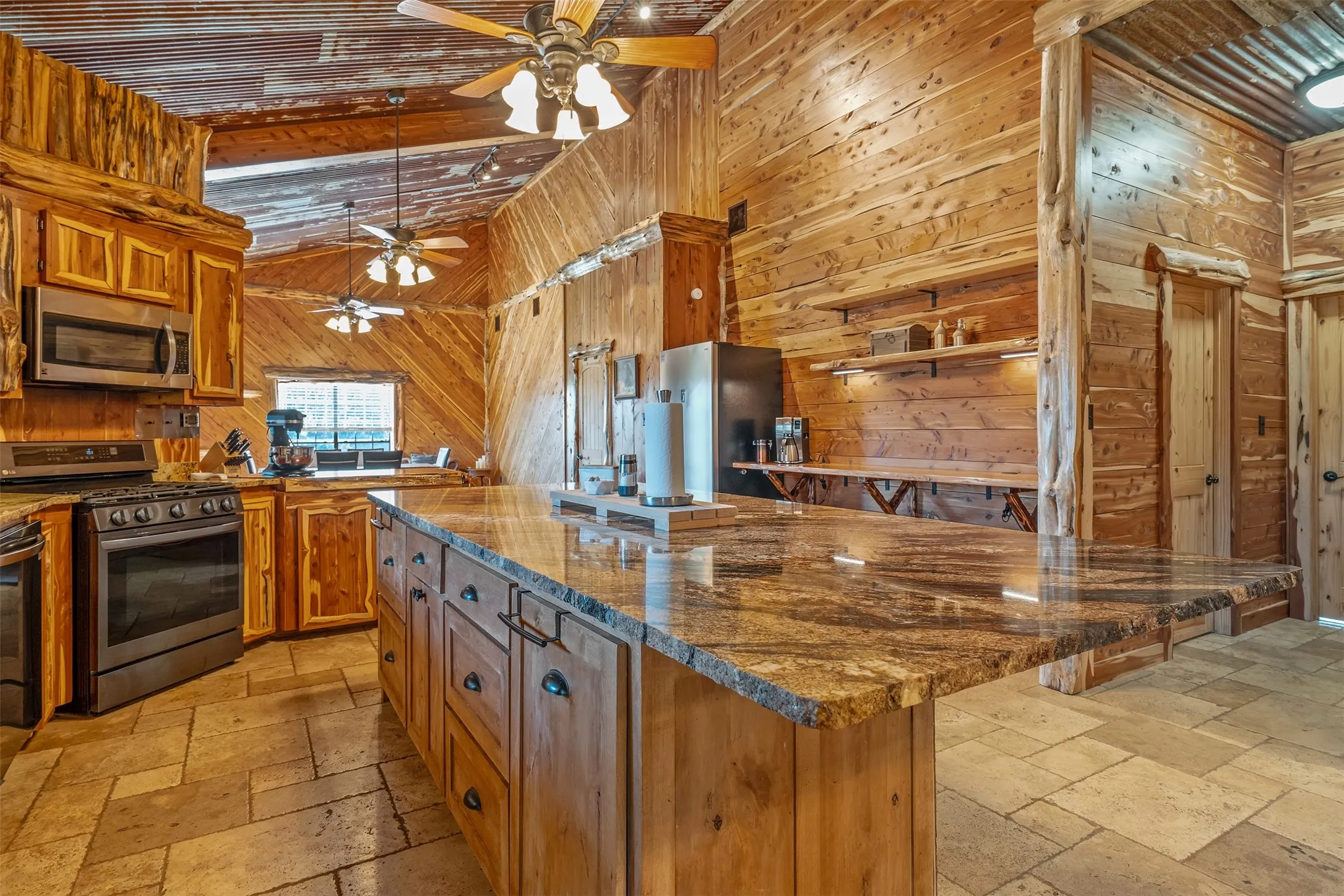 Farm For Sale in Gregg County , 2600 Van Meter Road, Kilgore, Texas 75662, 5 Bedroom, 4 Bathroom, 4 Garage spaces, 3,965 Sqft, built in 2011, mls#21359016, Real Estate Agent in Kilgore, Homes For Sale in Gregg county, Homes For Sale in Kilgore, Realtor in Kilgore Texas, Real Estate Brokerage Independent Realty Texas, Luminita Cordes Realtor