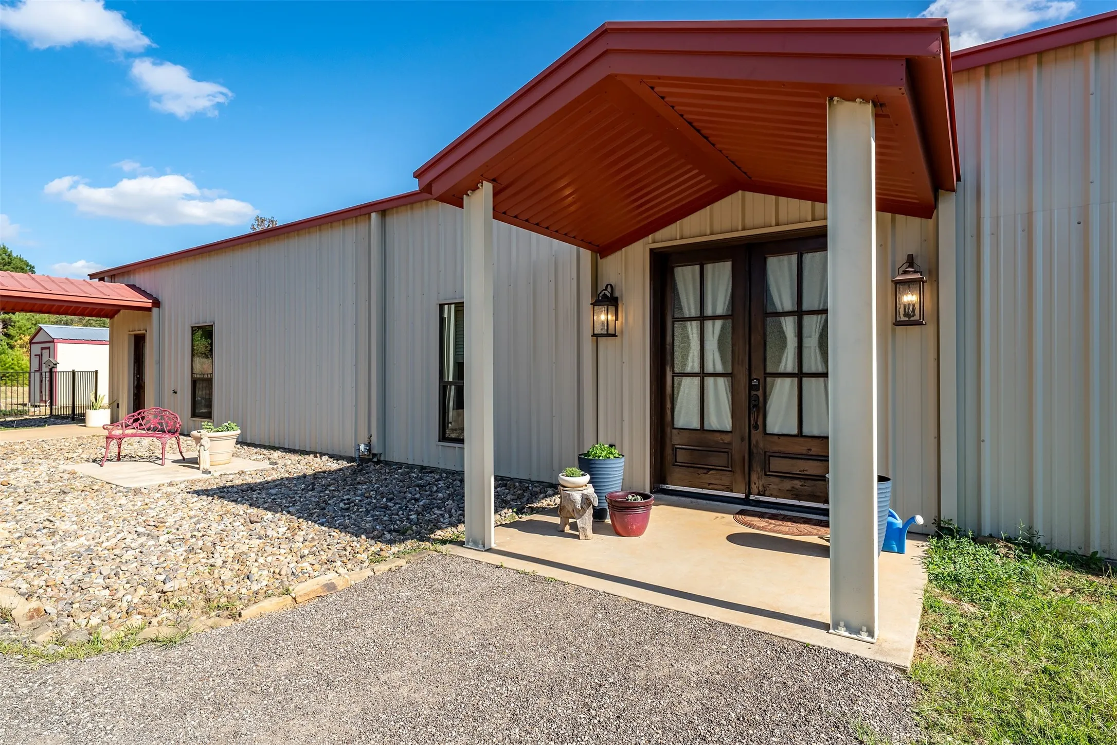 Farm For Sale in Gregg County , 2600 Van Meter Road, Kilgore, Texas 75662, 5 Bedroom, 4 Bathroom, 4 Garage spaces, 3,965 Sqft, built in 2011, mls#21359016, Real Estate Agent in Kilgore, Homes For Sale in Gregg county, Homes For Sale in Kilgore, Realtor in Kilgore Texas, Real Estate Brokerage Independent Realty Texas, Luminita Cordes Realtor