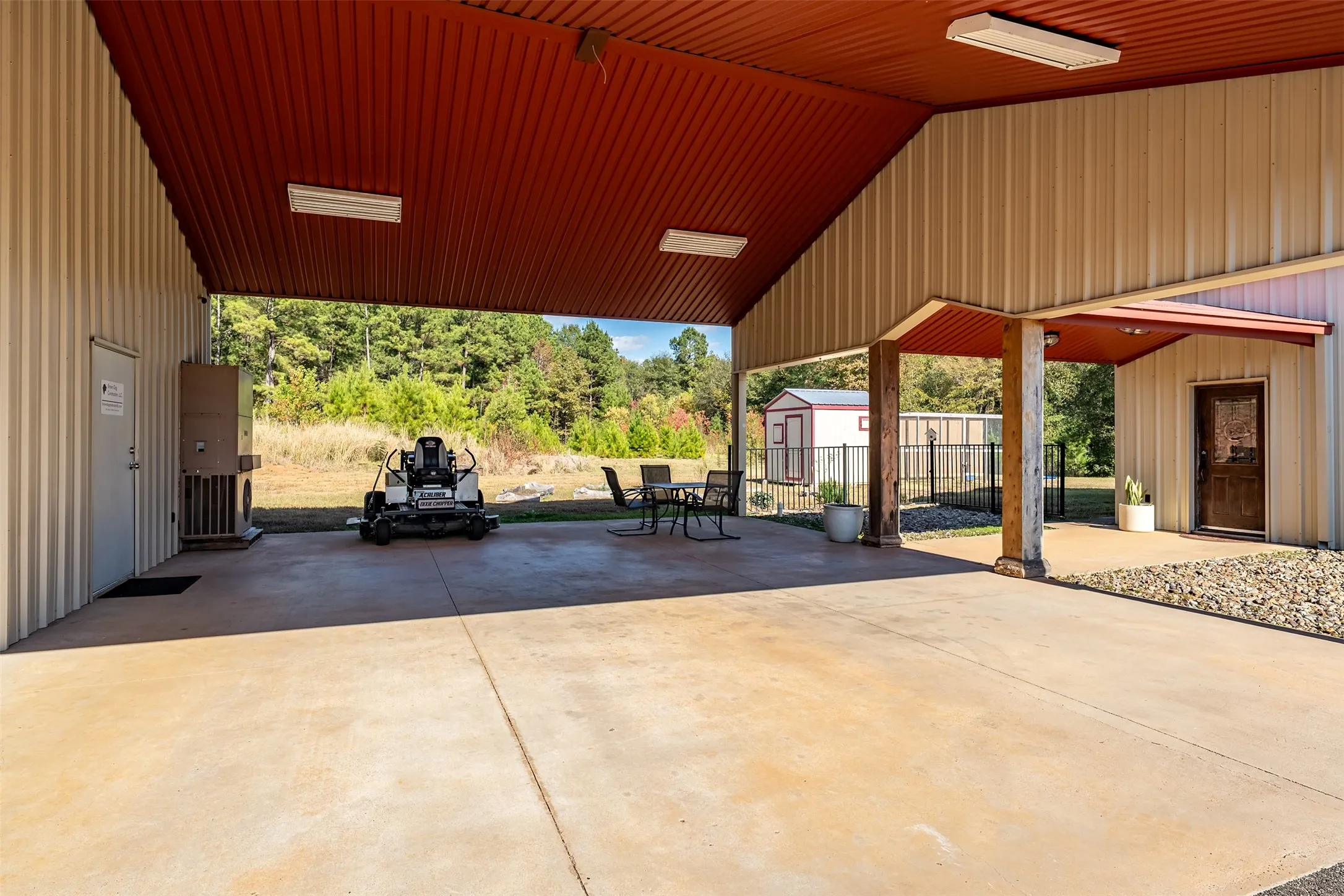 Farm For Sale in Gregg County , 2600 Van Meter Road, Kilgore, Texas 75662, 5 Bedroom, 4 Bathroom, 4 Garage spaces, 3,965 Sqft, built in 2011, mls#21359016, Real Estate Agent in Kilgore, Homes For Sale in Gregg county, Homes For Sale in Kilgore, Realtor in Kilgore Texas, Real Estate Brokerage Independent Realty Texas, Luminita Cordes Realtor