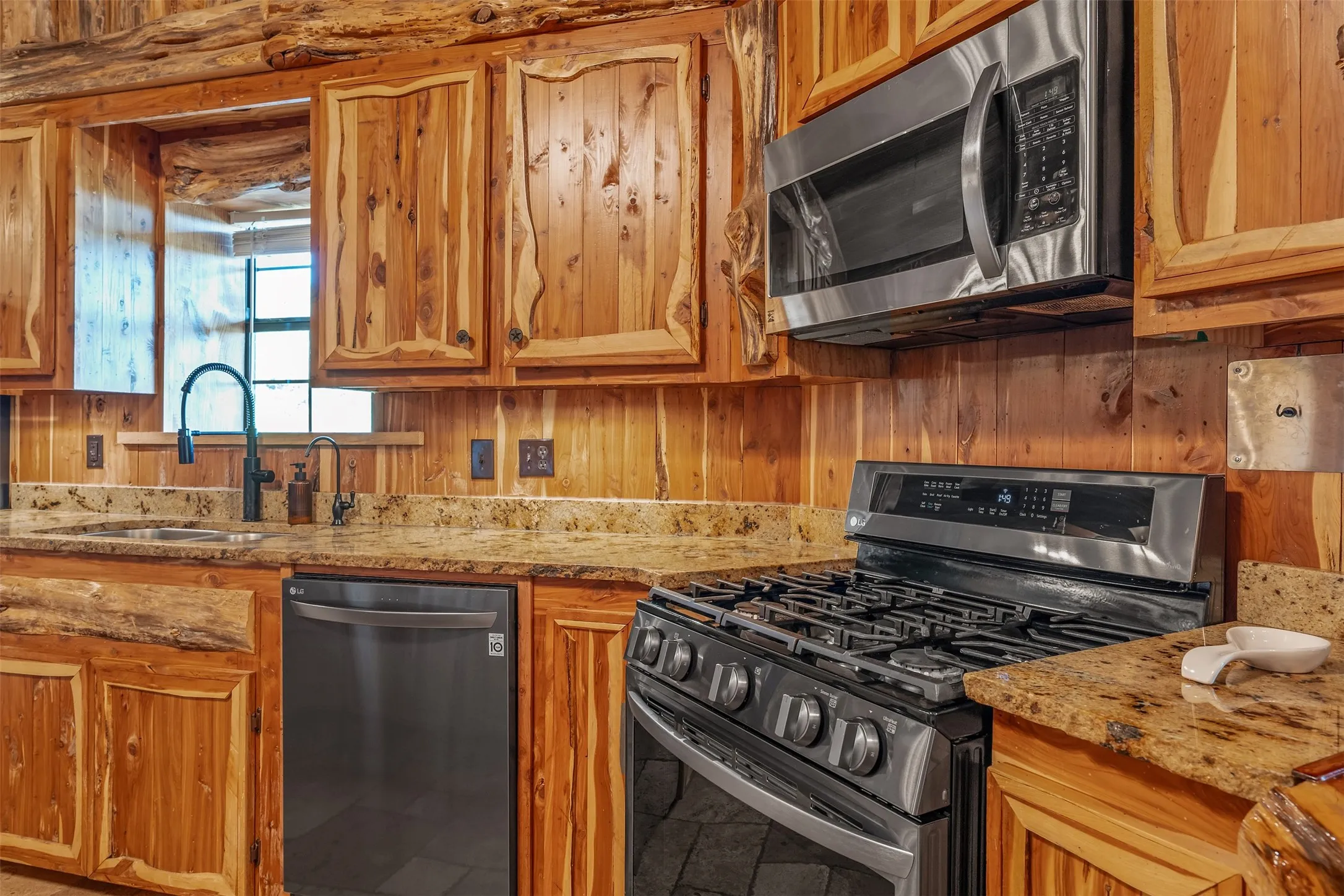 Farm For Sale in Gregg County , 2600 Van Meter Road, Kilgore, Texas 75662, 5 Bedroom, 4 Bathroom, 4 Garage spaces, 3,965 Sqft, built in 2011, mls#21359016, Real Estate Agent in Kilgore, Homes For Sale in Gregg county, Homes For Sale in Kilgore, Realtor in Kilgore Texas, Real Estate Brokerage Independent Realty Texas, Luminita Cordes Realtor
