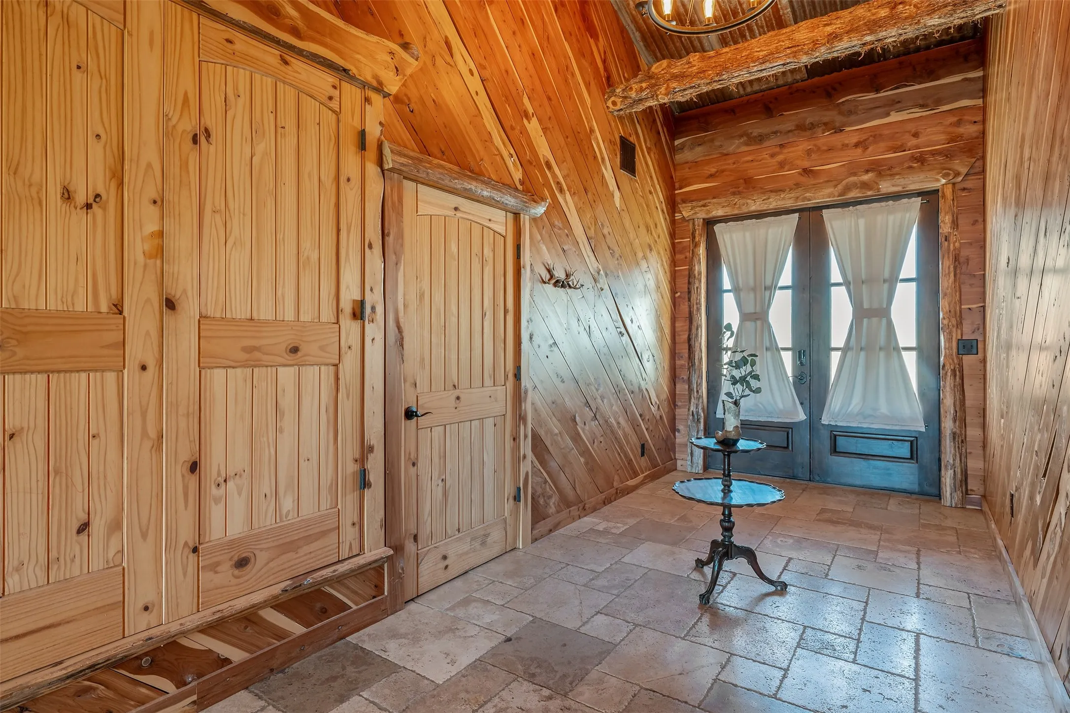 Farm For Sale in Gregg County , 2600 Van Meter Road, Kilgore, Texas 75662, 5 Bedroom, 4 Bathroom, 4 Garage spaces, 3,965 Sqft, built in 2011, mls#21359016, Real Estate Agent in Kilgore, Homes For Sale in Gregg county, Homes For Sale in Kilgore, Realtor in Kilgore Texas, Real Estate Brokerage Independent Realty Texas, Luminita Cordes Realtor