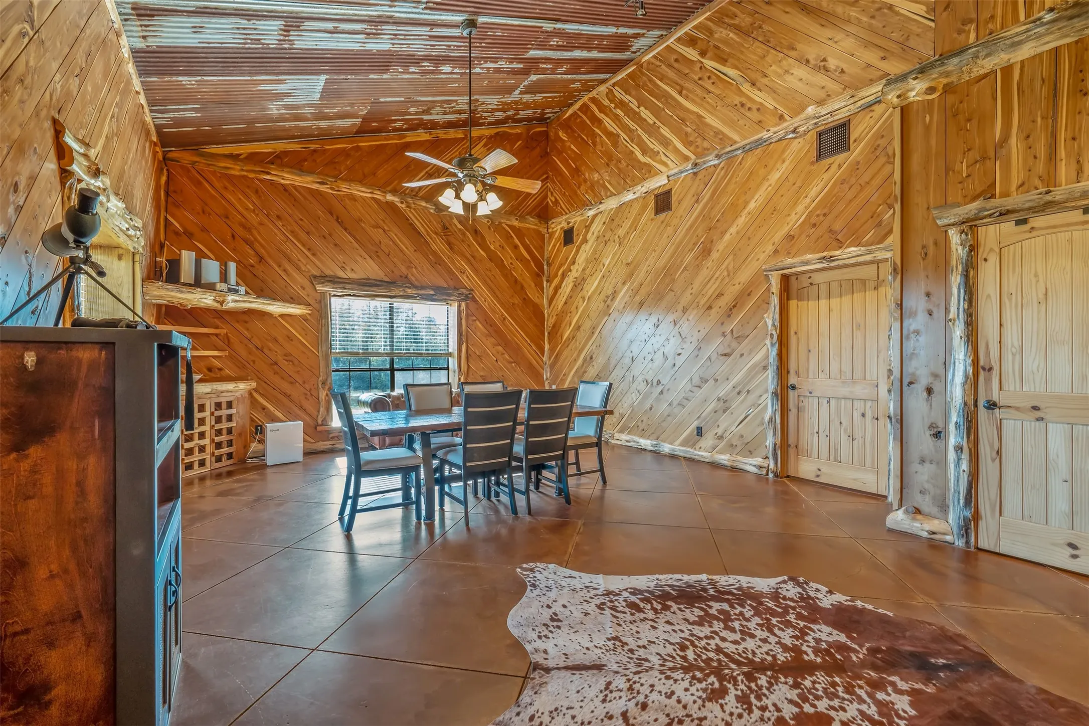 Farm For Sale in Gregg County , 2600 Van Meter Road, Kilgore, Texas 75662, 5 Bedroom, 4 Bathroom, 4 Garage spaces, 3,965 Sqft, built in 2011, mls#21359016, Real Estate Agent in Kilgore, Homes For Sale in Gregg county, Homes For Sale in Kilgore, Realtor in Kilgore Texas, Real Estate Brokerage Independent Realty Texas, Luminita Cordes Realtor