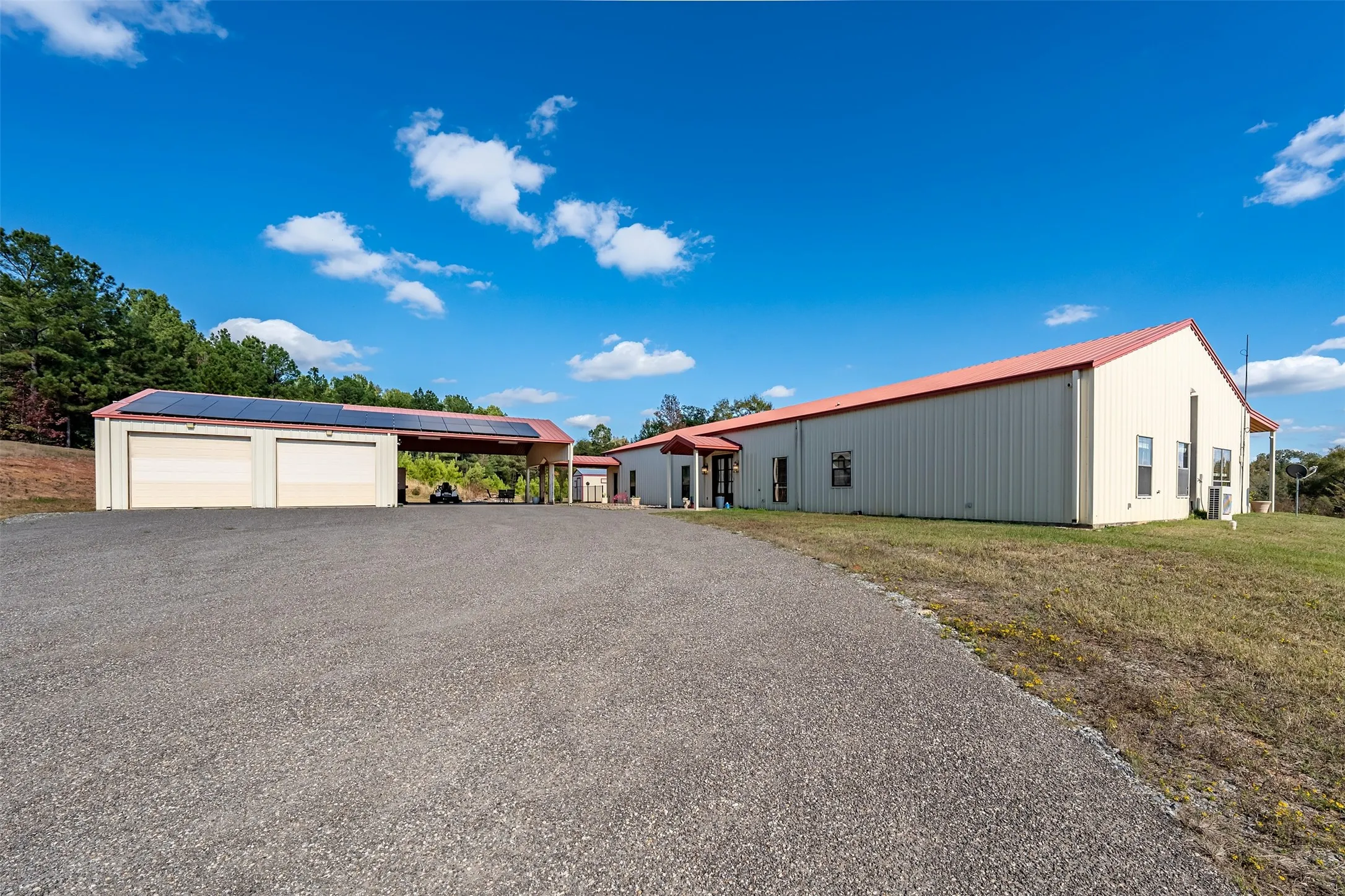 Farm For Sale in Gregg County , 2600 Van Meter Road, Kilgore, Texas 75662, 5 Bedroom, 4 Bathroom, 4 Garage spaces, 3,965 Sqft, built in 2011, mls#21359016, Real Estate Agent in Kilgore, Homes For Sale in Gregg county, Homes For Sale in Kilgore, Realtor in Kilgore Texas, Real Estate Brokerage Independent Realty Texas, Luminita Cordes Realtor