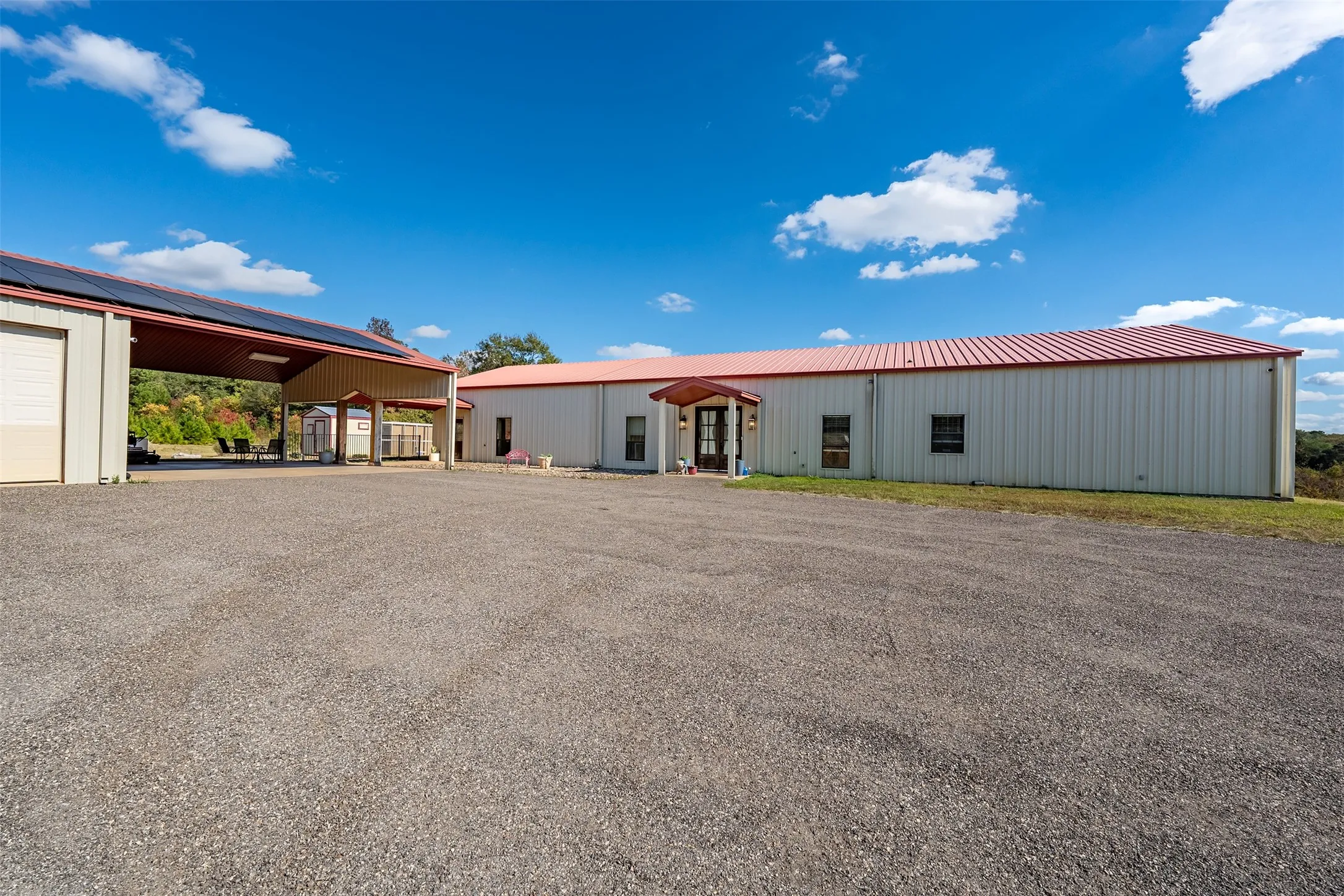 Farm For Sale in Gregg County , 2600 Van Meter Road, Kilgore, Texas 75662, 5 Bedroom, 4 Bathroom, 4 Garage spaces, 3,965 Sqft, built in 2011, mls#21359016, Real Estate Agent in Kilgore, Homes For Sale in Gregg county, Homes For Sale in Kilgore, Realtor in Kilgore Texas, Real Estate Brokerage Independent Realty Texas, Luminita Cordes Realtor