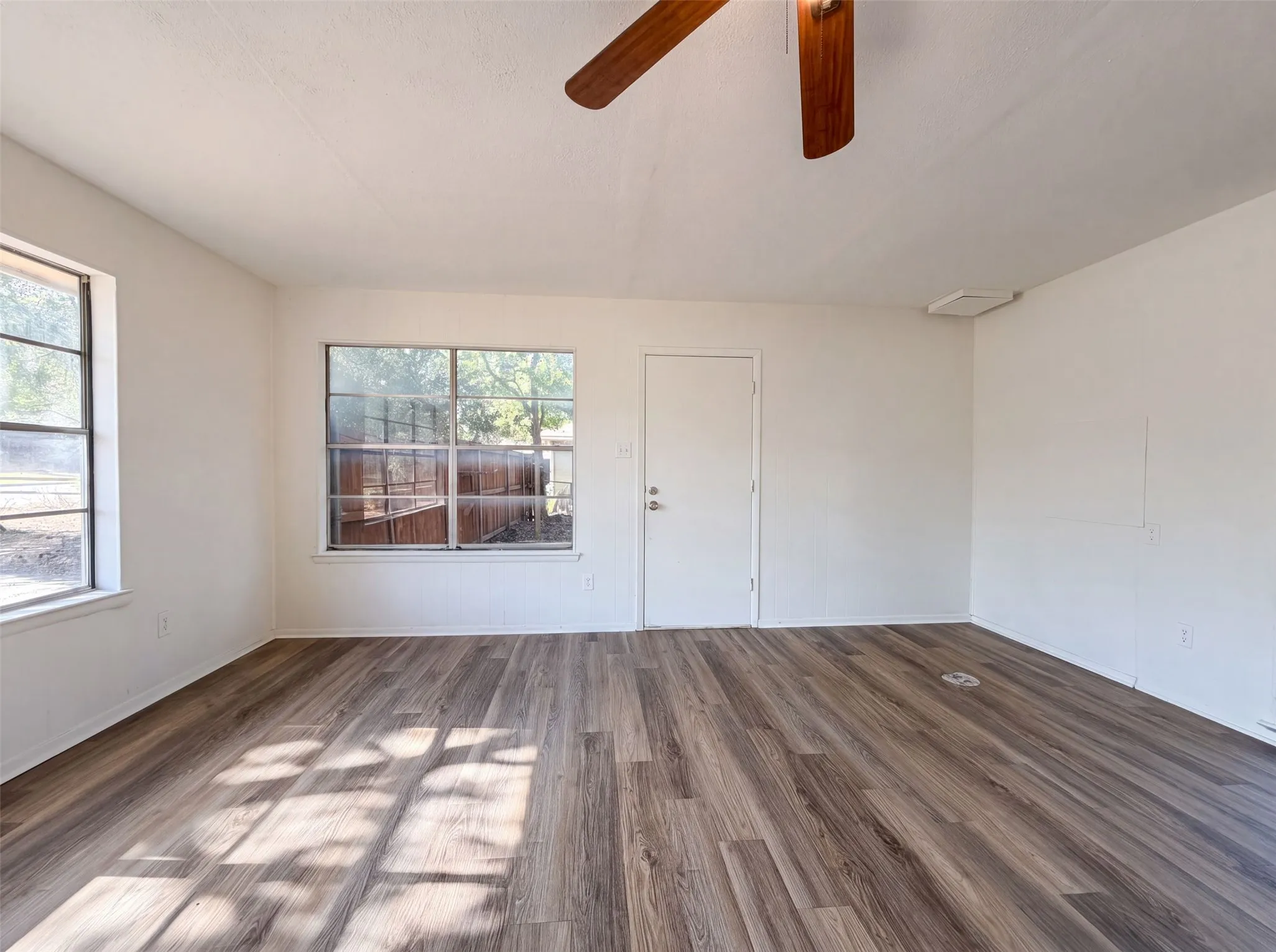 Single Family Residence For Sale in Tarrant County , 1856 Carl Street, Fort Worth, Texas 76103, 2 Bedroom, 2 Bathroom, Garage spaces, 1,338 Sqft, built in 1928, mls#21359199, Real Estate Agent in Fort Worth, Homes For Sale in Tarrant county, Homes For Sale in Fort Worth, Realtor in Fort Worth Texas, Real Estate Brokerage Independent Realty Texas, Luminita Cordes Realtor