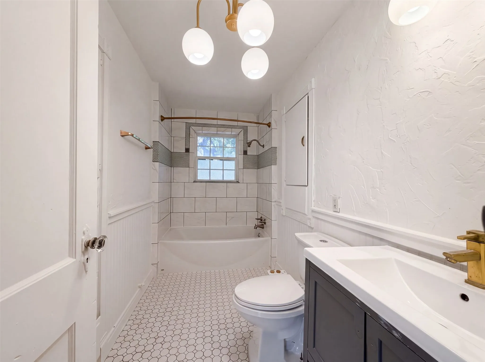 Single Family Residence For Sale in Tarrant County , 1856 Carl Street, Fort Worth, Texas 76103, 2 Bedroom, 2 Bathroom, Garage spaces, 1,338 Sqft, built in 1928, mls#21359199, Real Estate Agent in Fort Worth, Homes For Sale in Tarrant county, Homes For Sale in Fort Worth, Realtor in Fort Worth Texas, Real Estate Brokerage Independent Realty Texas, Luminita Cordes Realtor