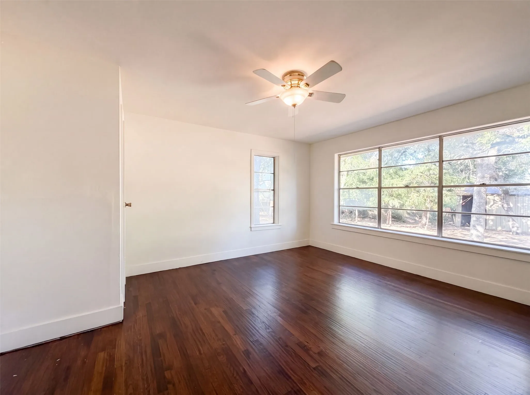 Single Family Residence For Sale in Tarrant County , 1856 Carl Street, Fort Worth, Texas 76103, 2 Bedroom, 2 Bathroom, Garage spaces, 1,338 Sqft, built in 1928, mls#21359199, Real Estate Agent in Fort Worth, Homes For Sale in Tarrant county, Homes For Sale in Fort Worth, Realtor in Fort Worth Texas, Real Estate Brokerage Independent Realty Texas, Luminita Cordes Realtor