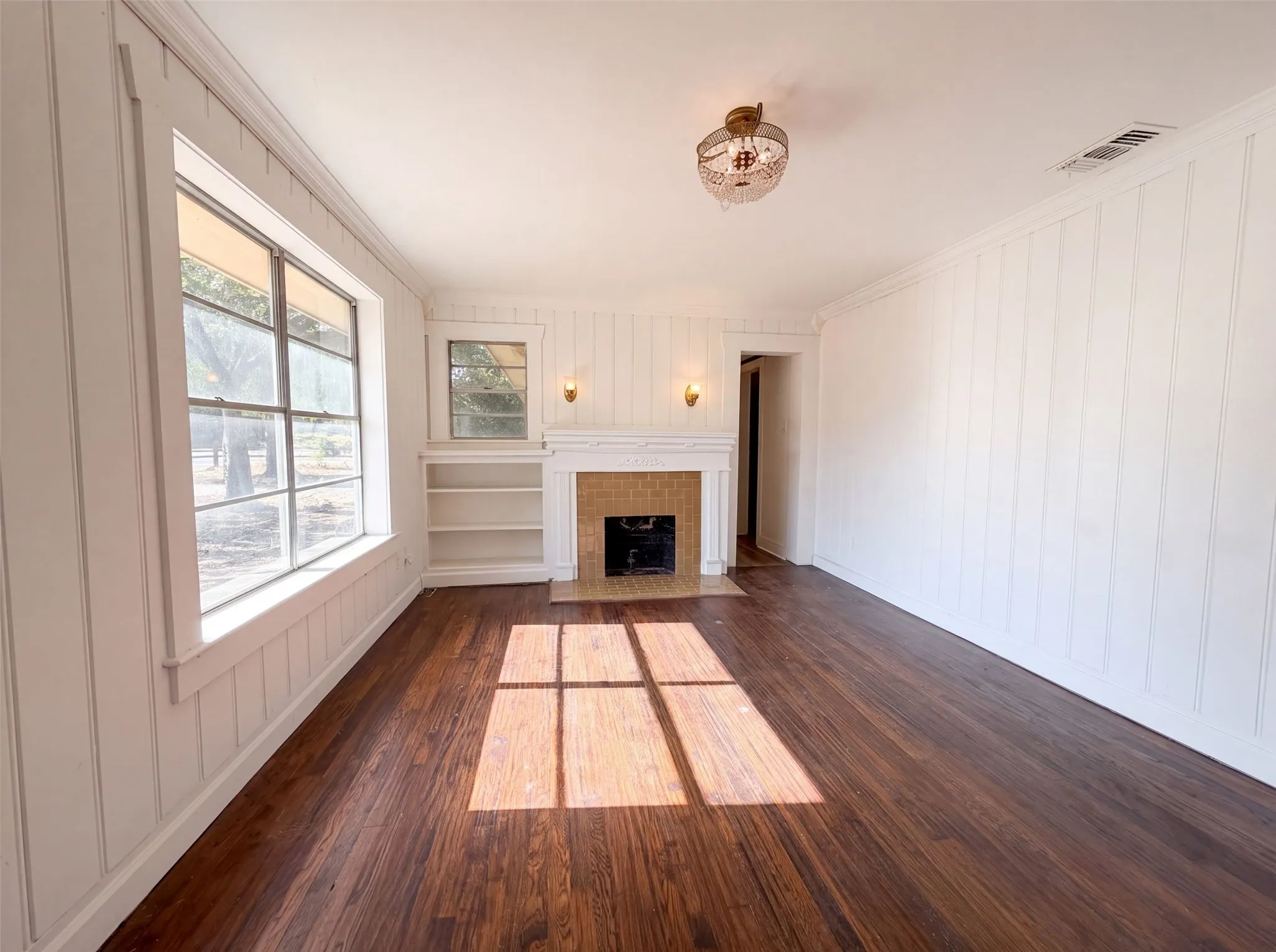 Single Family Residence For Sale in Tarrant County , 1856 Carl Street, Fort Worth, Texas 76103, 2 Bedroom, 2 Bathroom, Garage spaces, 1,338 Sqft, built in 1928, mls#21359199, Real Estate Agent in Fort Worth, Homes For Sale in Tarrant county, Homes For Sale in Fort Worth, Realtor in Fort Worth Texas, Real Estate Brokerage Independent Realty Texas, Luminita Cordes Realtor