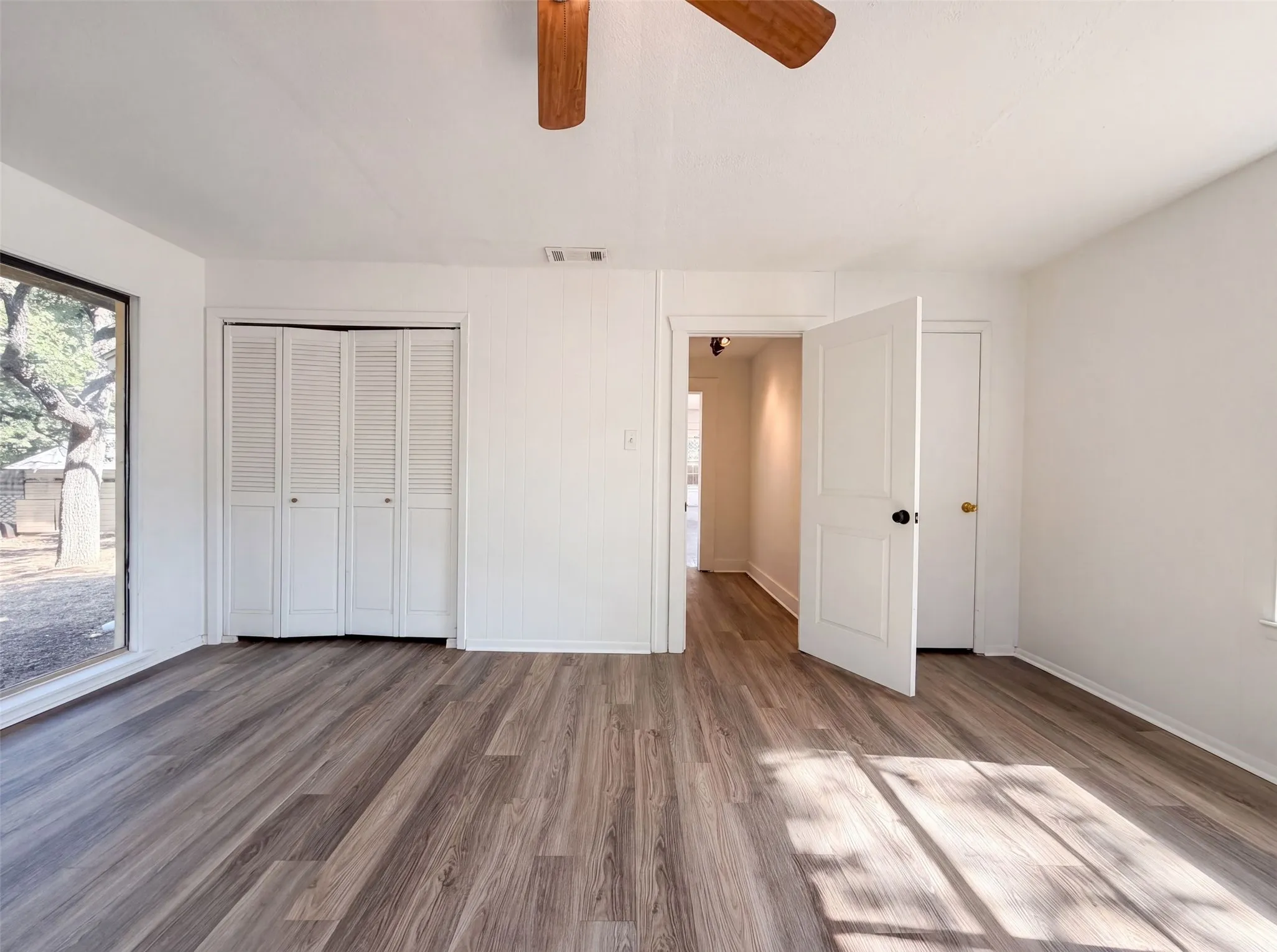 Single Family Residence For Sale in Tarrant County , 1856 Carl Street, Fort Worth, Texas 76103, 2 Bedroom, 2 Bathroom, Garage spaces, 1,338 Sqft, built in 1928, mls#21359199, Real Estate Agent in Fort Worth, Homes For Sale in Tarrant county, Homes For Sale in Fort Worth, Realtor in Fort Worth Texas, Real Estate Brokerage Independent Realty Texas, Luminita Cordes Realtor