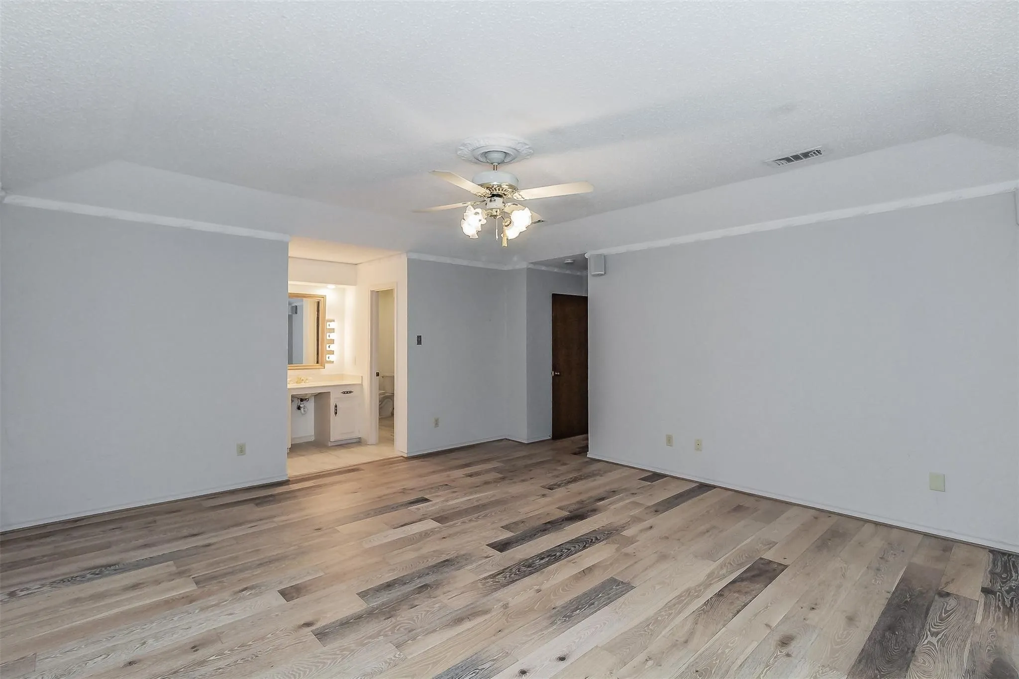 Single Family Residence For Rent in Dallas County , 2604 Twinpost Court, Irving, Texas 75062, 4 Bedroom, 2 Bathroom, 2 Garage spaces, 2,159 Sqft, built in 1973, Price $3,200, mls#21359193, Real Estate Agent in Irving, Homes For Rent in Dallas county, Homes For Rent in Irving, Realtor in Irving Texas, Real Estate Brokerage Independent Realty Texas, Luminita Cordes Realtor
