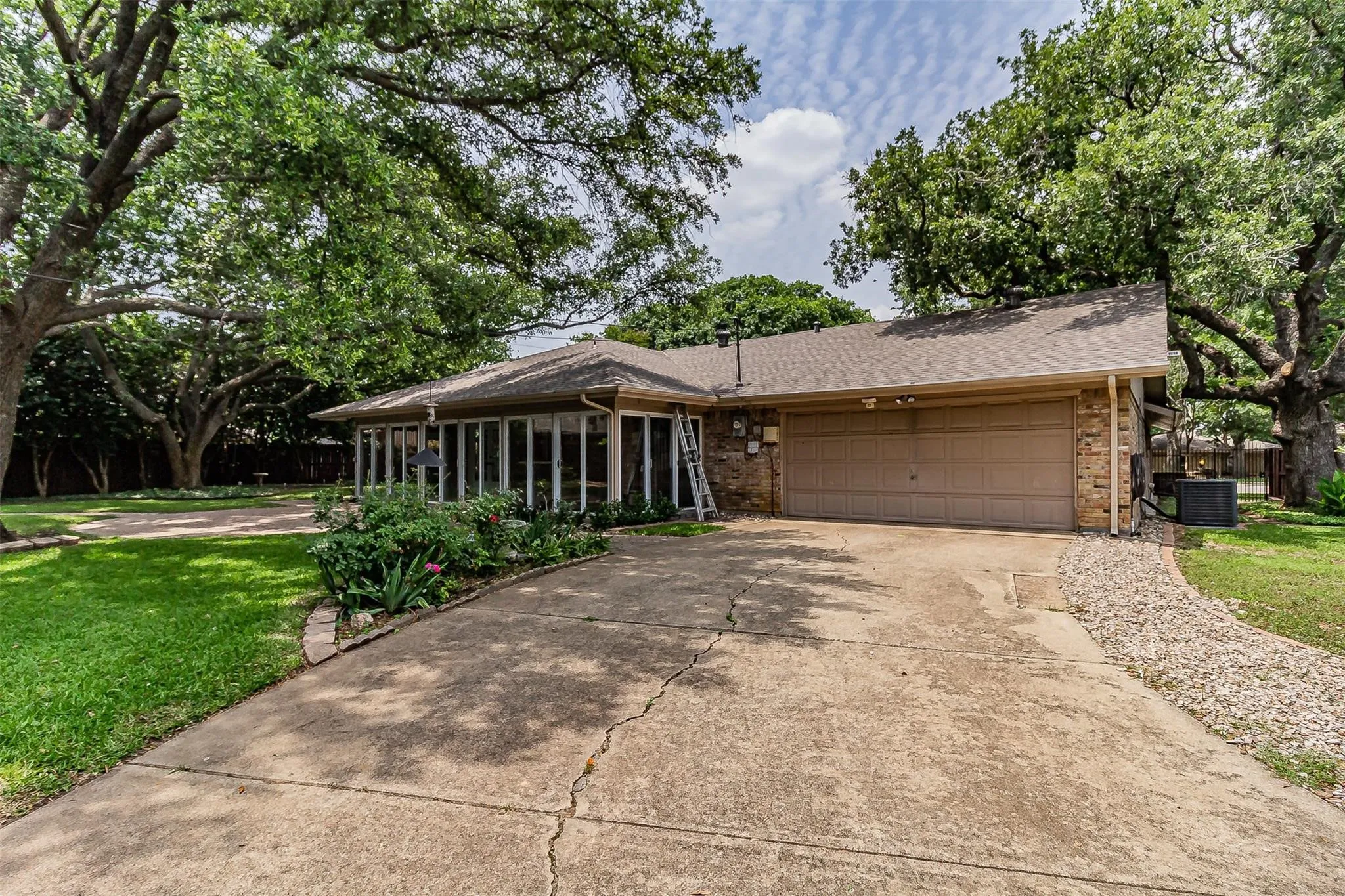 Single Family Residence For Rent in Dallas County , 2604 Twinpost Court, Irving, Texas 75062, 4 Bedroom, 2 Bathroom, 2 Garage spaces, 2,159 Sqft, built in 1973, Price $3,200, mls#21359193, Real Estate Agent in Irving, Homes For Rent in Dallas county, Homes For Rent in Irving, Realtor in Irving Texas, Real Estate Brokerage Independent Realty Texas, Luminita Cordes Realtor