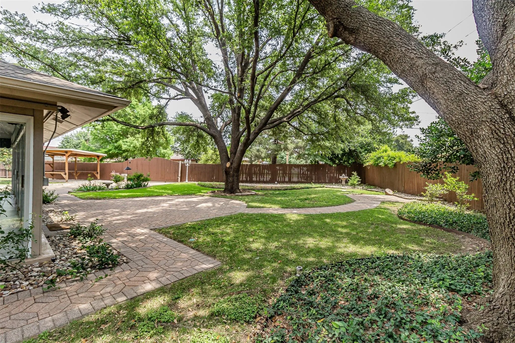 Single Family Residence For Rent in Dallas County , 2604 Twinpost Court, Irving, Texas 75062, 4 Bedroom, 2 Bathroom, 2 Garage spaces, 2,159 Sqft, built in 1973, Price $3,200, mls#21359193, Real Estate Agent in Irving, Homes For Rent in Dallas county, Homes For Rent in Irving, Realtor in Irving Texas, Real Estate Brokerage Independent Realty Texas, Luminita Cordes Realtor