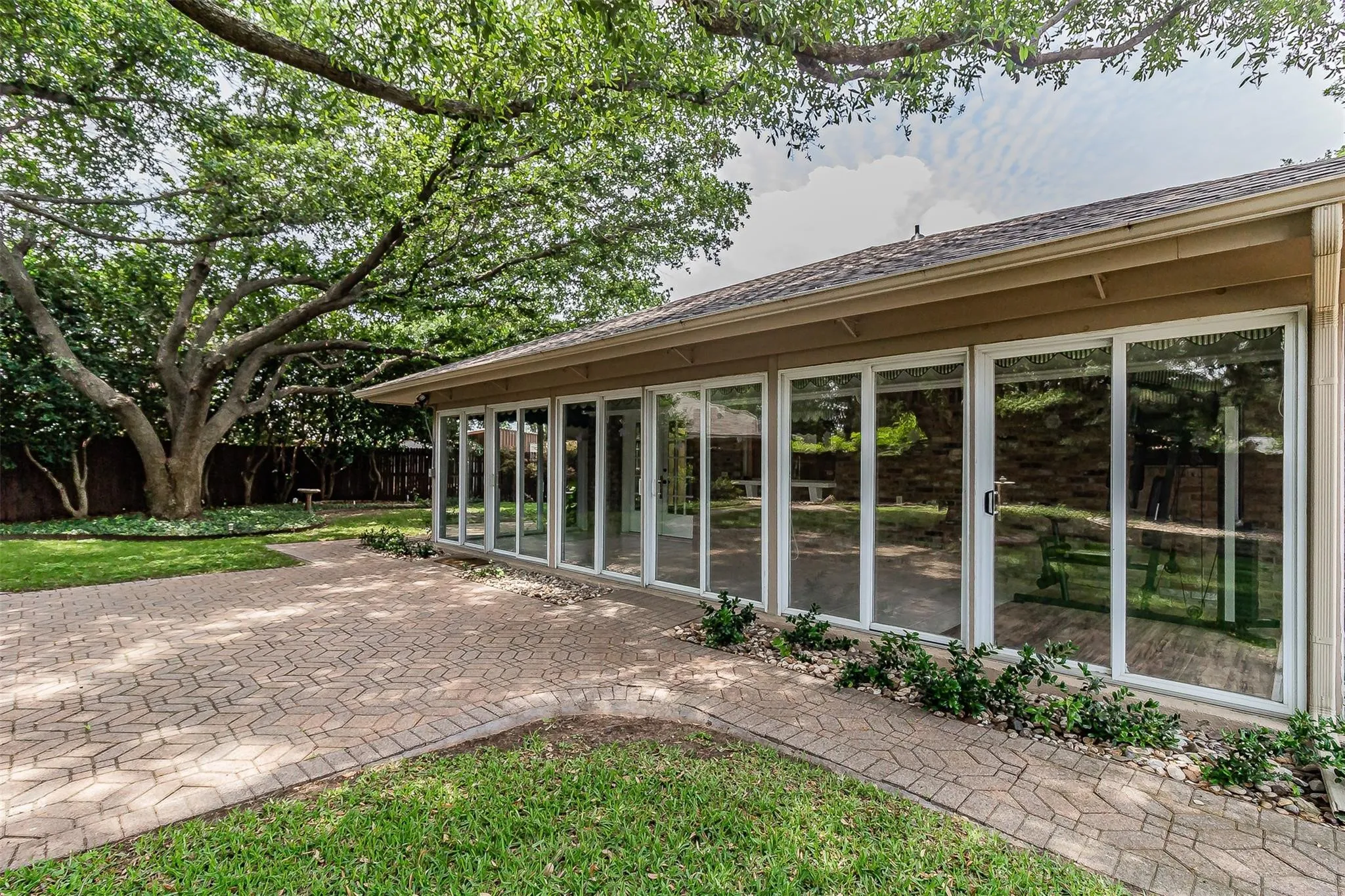 Single Family Residence For Rent in Dallas County , 2604 Twinpost Court, Irving, Texas 75062, 4 Bedroom, 2 Bathroom, 2 Garage spaces, 2,159 Sqft, built in 1973, Price $3,200, mls#21359193, Real Estate Agent in Irving, Homes For Rent in Dallas county, Homes For Rent in Irving, Realtor in Irving Texas, Real Estate Brokerage Independent Realty Texas, Luminita Cordes Realtor