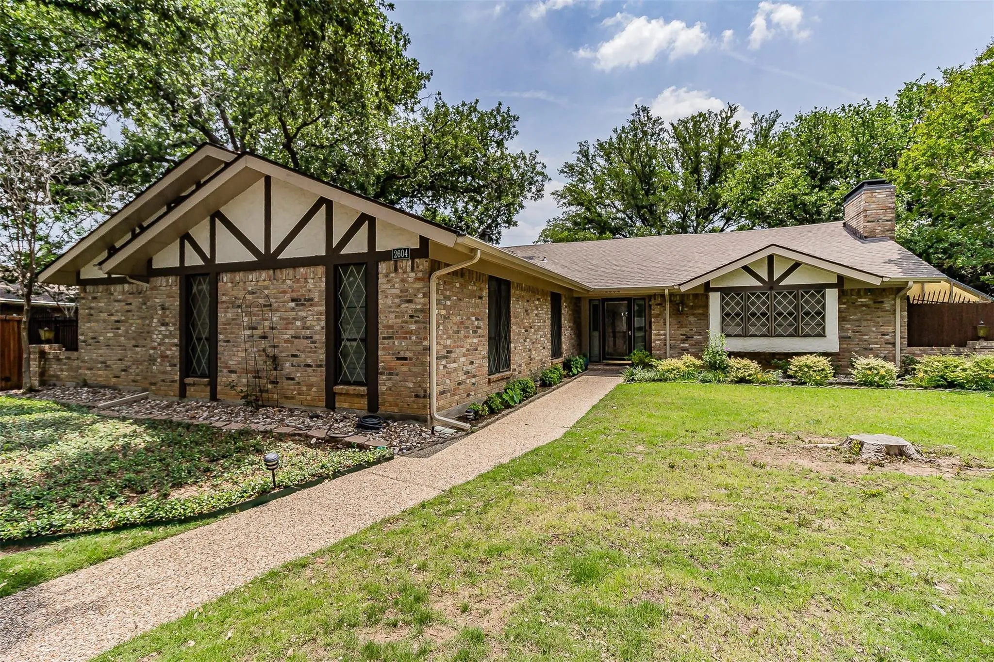 Single Family Residence For Rent in Dallas County , 2604 Twinpost Court, Irving, Texas 75062, 4 Bedroom, 2 Bathroom, 2 Garage spaces, 2,159 Sqft, built in 1973, Price $3,200, mls#21359193, Real Estate Agent in Irving, Homes For Rent in Dallas county, Homes For Rent in Irving, Realtor in Irving Texas, Real Estate Brokerage Independent Realty Texas, Luminita Cordes Realtor