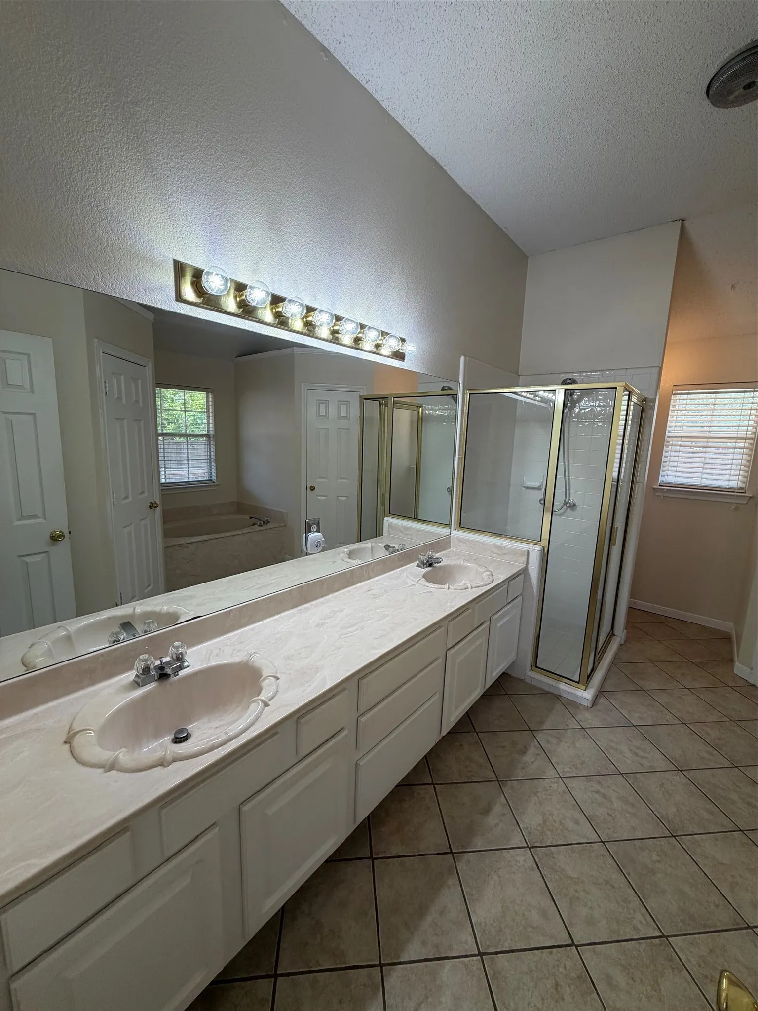 Single Family Residence For Rent in Parker County , 1427 Shadow Run, Weatherford, Texas 76086, 3 Bedroom, 2 Bathroom, 2 Garage spaces, 1,590 Sqft, built in 1996, mls#21359185, Real Estate Agent in Weatherford, Homes For Rent in Parker county, Homes For Rent in Weatherford, Realtor in Weatherford Texas, Real Estate Brokerage Independent Realty Texas, Luminita Cordes Realtor