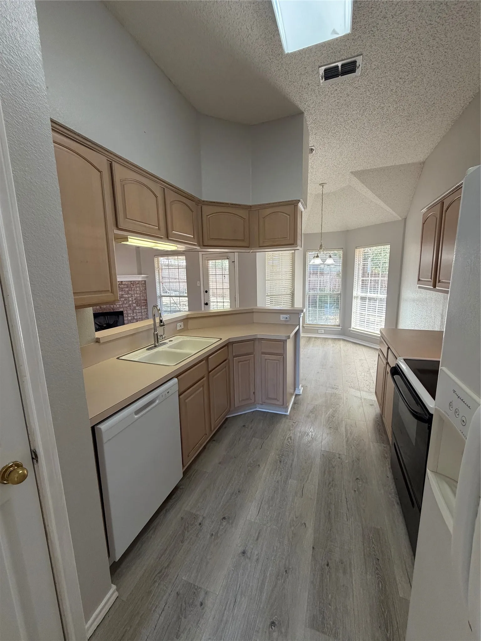 Single Family Residence For Rent in Parker County , 1427 Shadow Run, Weatherford, Texas 76086, 3 Bedroom, 2 Bathroom, 2 Garage spaces, 1,590 Sqft, built in 1996, mls#21359185, Real Estate Agent in Weatherford, Homes For Rent in Parker county, Homes For Rent in Weatherford, Realtor in Weatherford Texas, Real Estate Brokerage Independent Realty Texas, Luminita Cordes Realtor