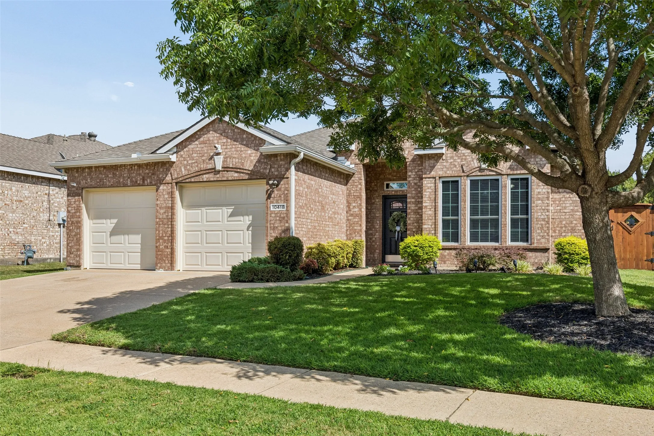 Single Family Residence For Sale in Dallas County , 10418 Greenbriar Lane, Rowlett, Texas 75089, 3 Bedroom, 2 Bathroom, 2 Garage spaces, 2,096 Sqft, built in 1999, mls#21357627, Real Estate Agent in Rowlett, Homes For Sale in Dallas county, Homes For Sale in Rowlett, Realtor in Rowlett Texas, Real Estate Brokerage Independent Realty Texas, Luminita Cordes Realtor
