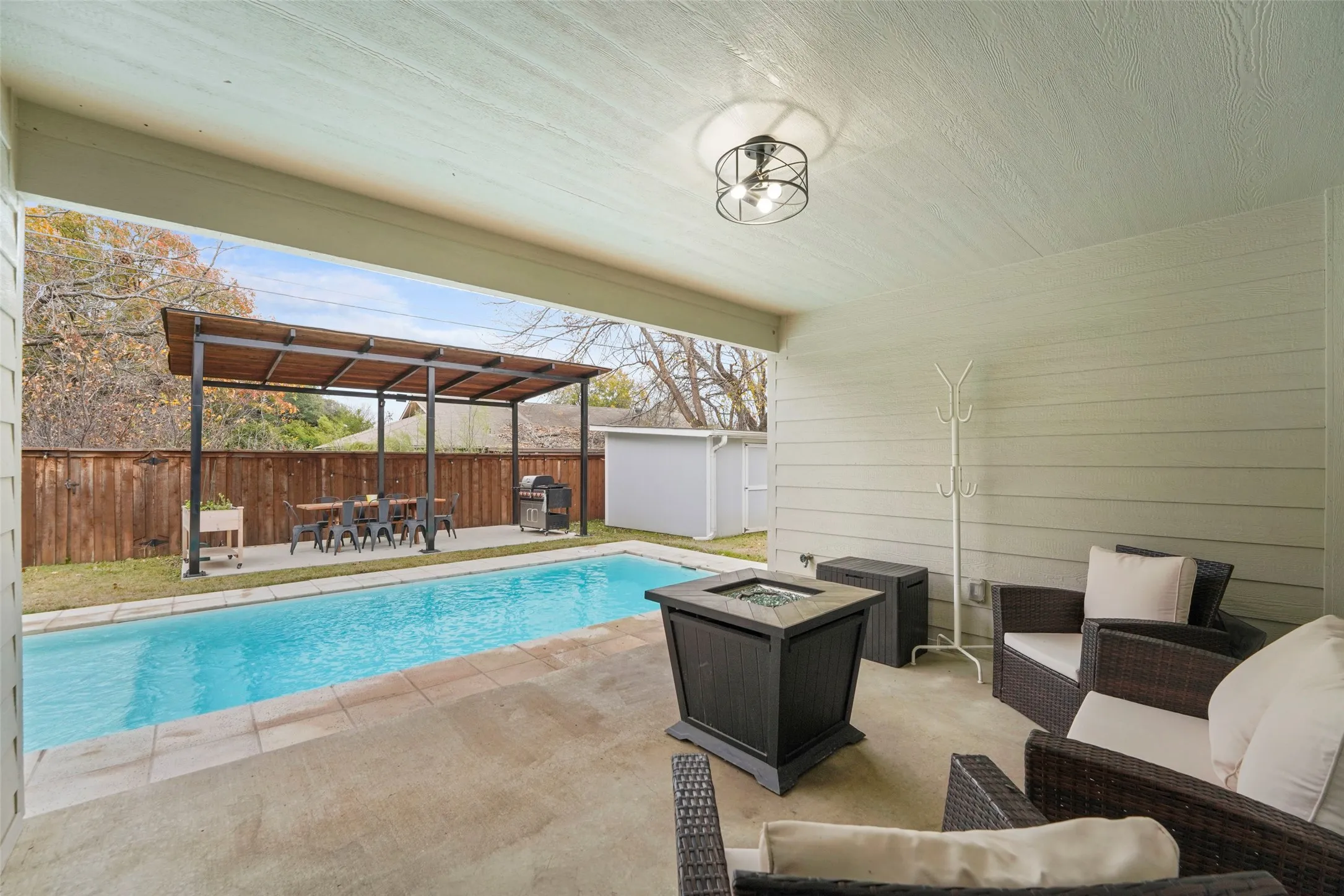Covered patio featuring an outdoor ceiling light fixture and a concrete surface